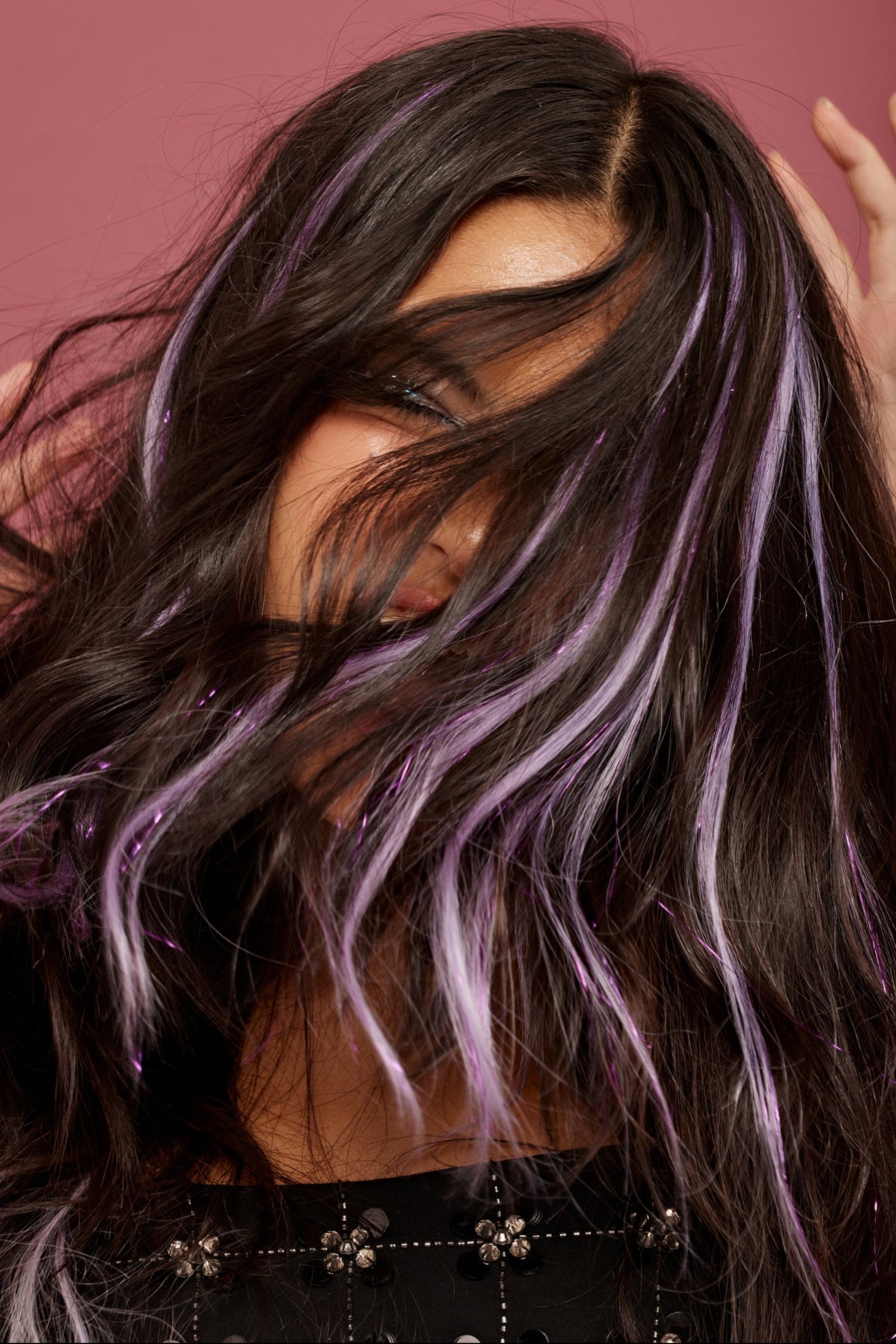 קלוז אפ של בחורה שבשיער שלה שזורים גווני שיער טבעיים, חלקים - בצבע סגול קלאסי - תוספות השיער מעורבבות עם גווני פיות זוהרים ומיועדות לחיבור עצמאי, פשוט  וקבוע לשיער או לחיבור זמני לשיער  - Shufizoo