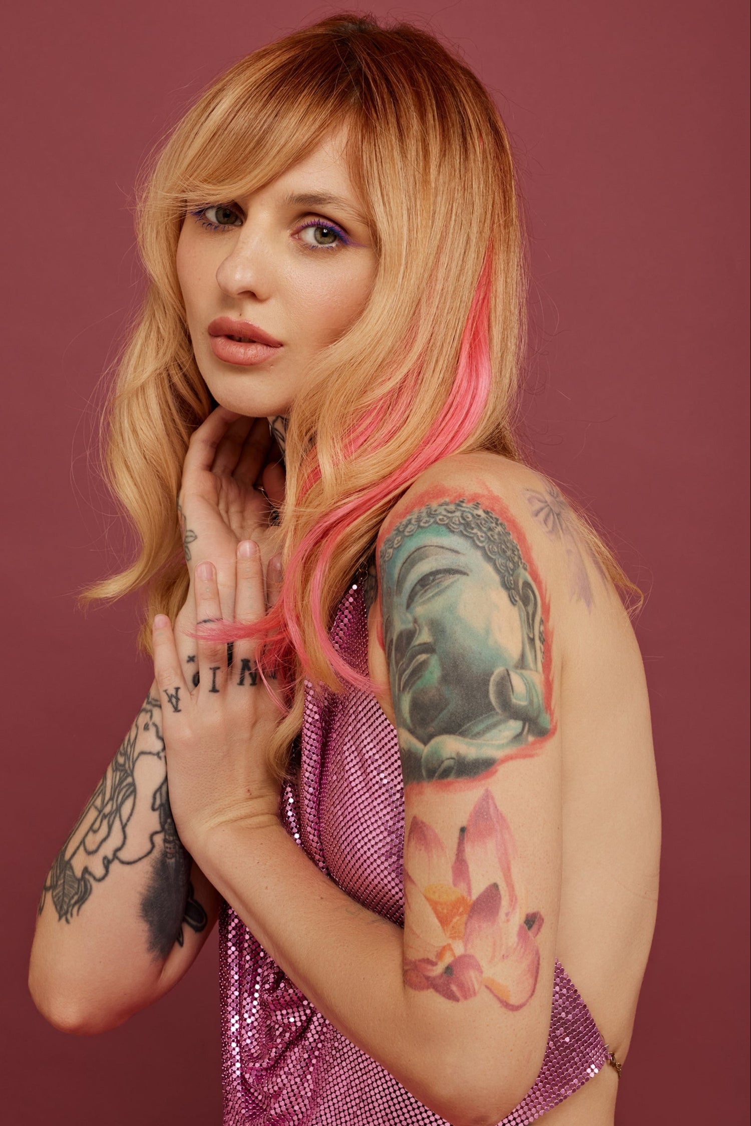 מדיום שוט של בחורה שבשיער שלה שזורים גווני שיער טבעיים, חלקים- בצבע ורוד זוהר - תוספות השיער מיועדות לחיבור עצמאי, פשוט  וקבוע לשיער או לחיבור זמני לשיער  - Shufizoo