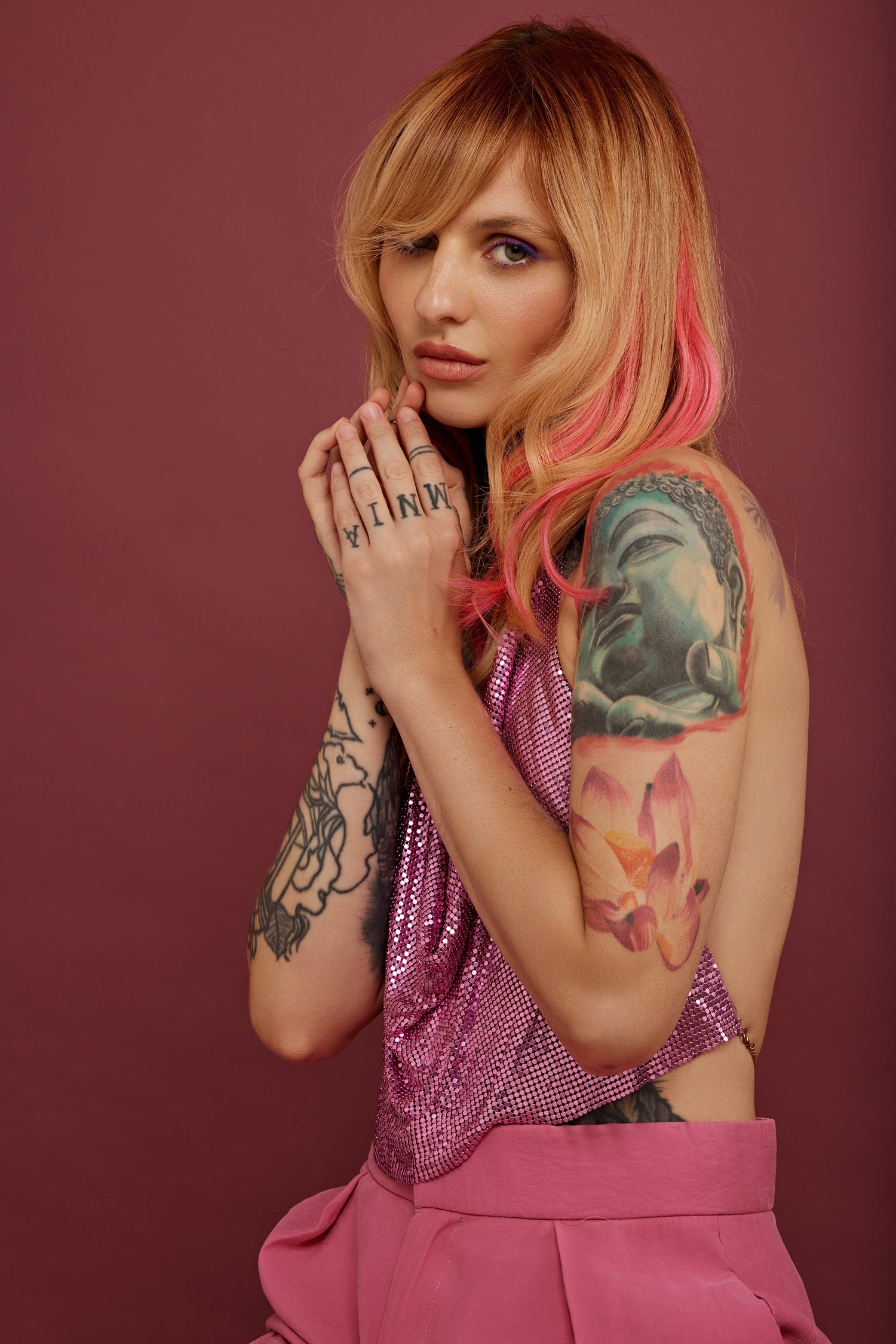 מדיום שוט של בחורה שבשיער שלה שזורים גווני שיער טבעיים, חלקים- בצבע ורוד זוהר - תוספות השיער מיועדות לחיבור עצמאי, פשוט  וקבוע לשיער או לחיבור זמני לשיער  - Shufizoo