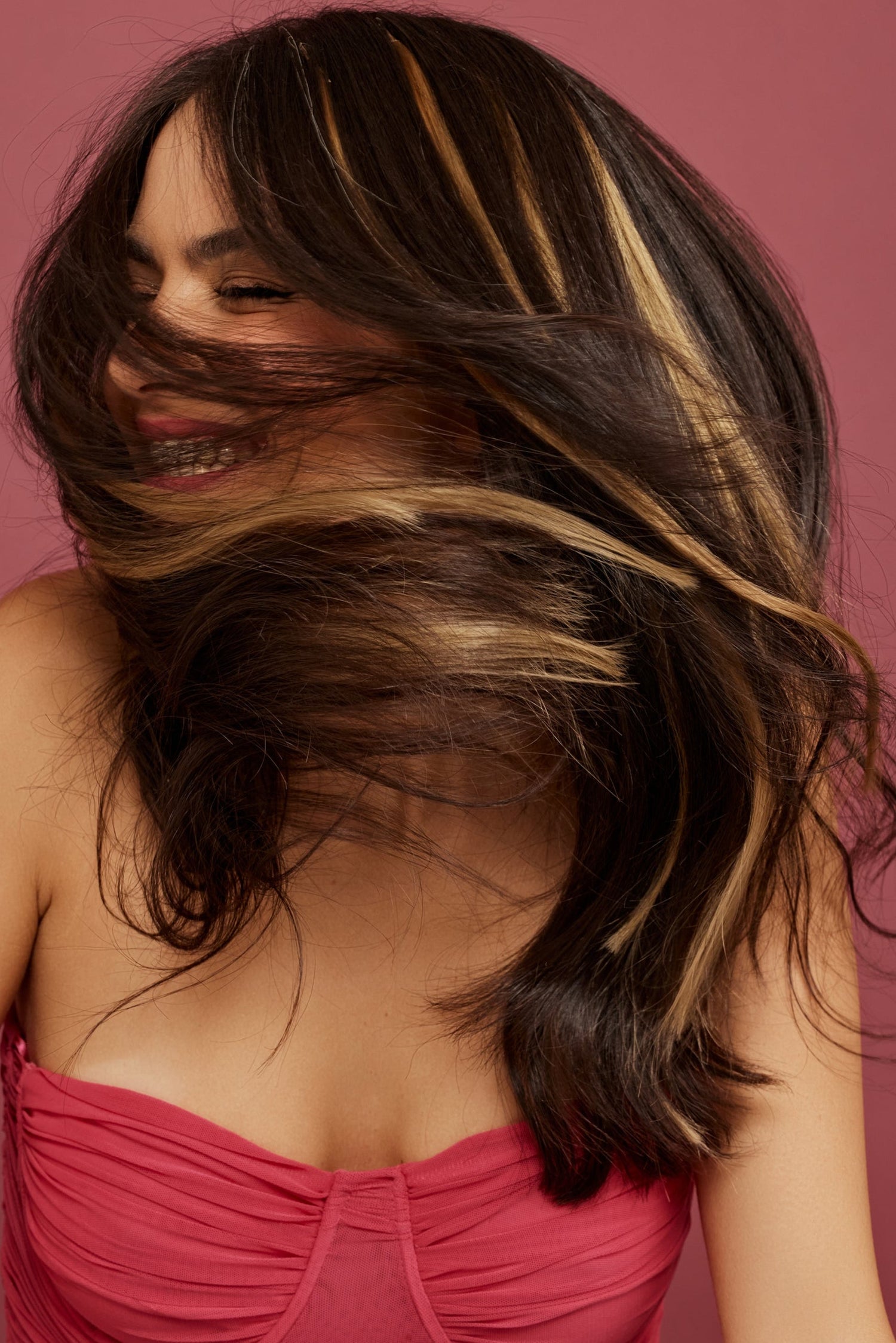 מדיום שוט של בחורה שבשיער שלה שזורים גווני שיער טבעיים בצבע שטני בהיר - תוספות השיער מעורבבות עם גווני פיות כסופים ומיועדות לחיבור עצמאי, פשוט  וקבוע לשיער או לחיבור זמני - Shufizoo לשיער