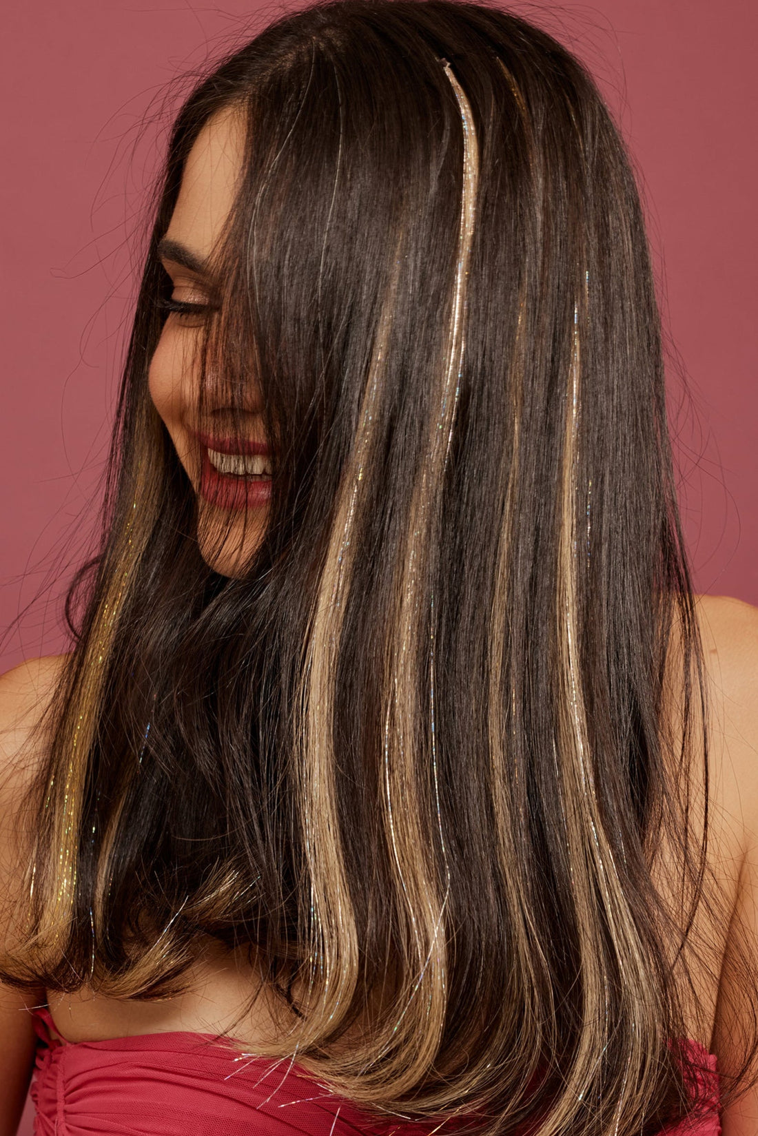 קלוז אפ של בחורה שבשיער שלה שזורים גווני שיער טבעיים בצבע שטני בהיר - תוספות השיער מעורבבות עם גווני פיות כסופים ומיועדות לחיבור עצמאי, פשוט  וקבוע לשיער או לחיבור זמני - Shufizoo לשיער