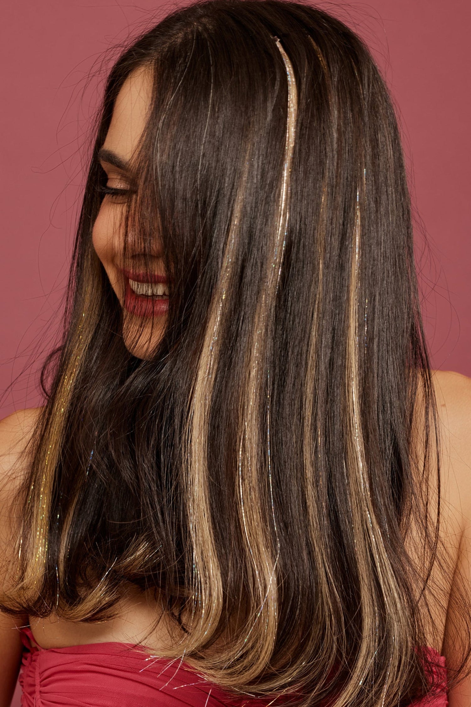 קלוז אפ של בחורה שבשיער שלה שזורים גווני שיער טבעיים בצבע שטני בהיר - תוספות השיער מעורבבות עם גווני פיות כסופים ומיועדות לחיבור עצמאי, פשוט  וקבוע לשיער או לחיבור זמני - Shufizoo לשיער