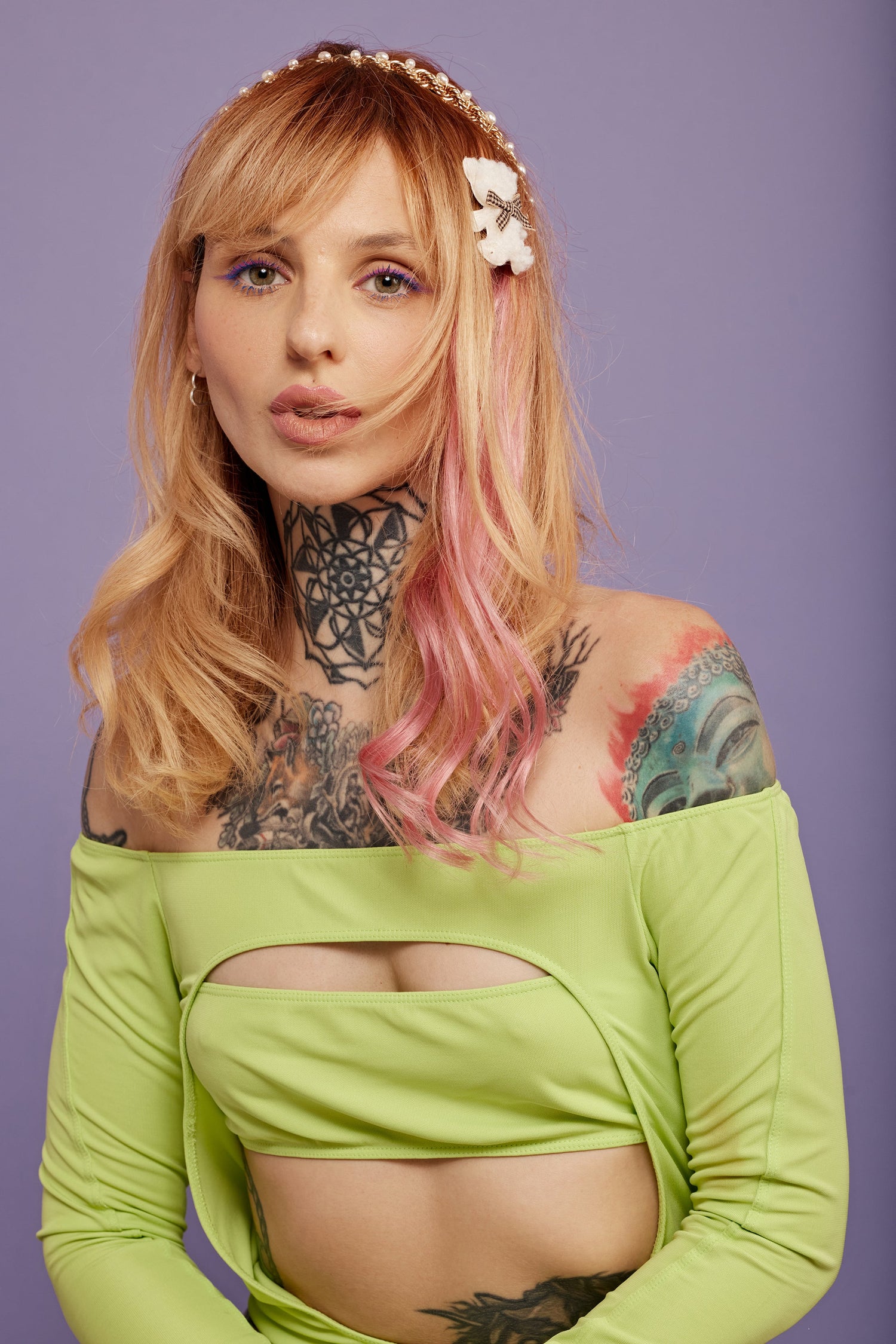 מדיום שוט של בחורה שבשיער שלה שזורים גווני שיער טבעיים, גליים - בצבע ורוד עתיק  - תוספות השיער מיועדות לחיבור עצמאי, פשוט  וקבוע לשיער או לחיבור זמני לשיער  - Shufizoo