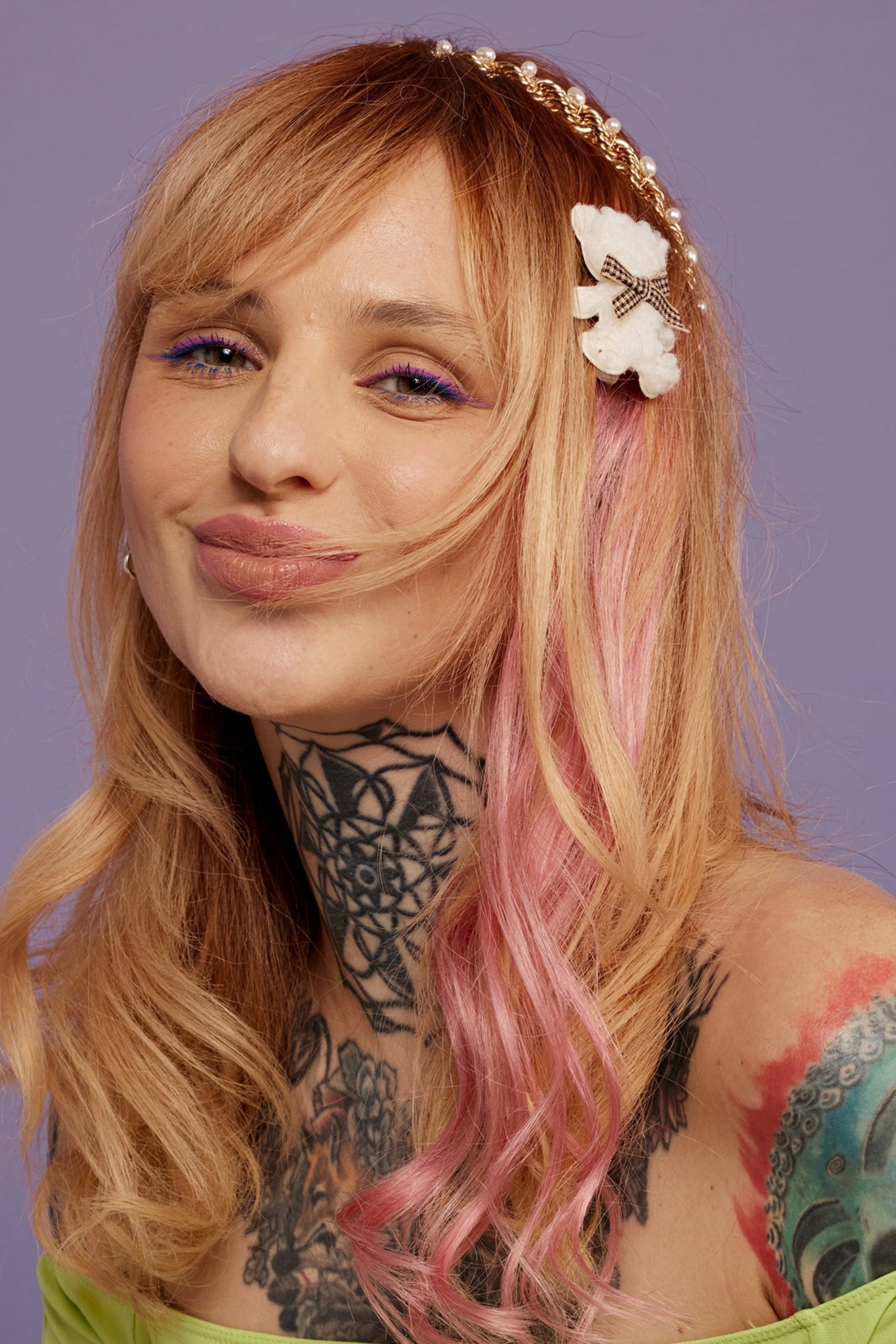 קלוז אפ של בחורה שבשיער שלה שזורים גווני שיער טבעיים, גליים - בצבע ורוד עתיק  - תוספות השיער מיועדות לחיבור עצמאי, פשוט  וקבוע לשיער או לחיבור זמני לשיער  - Shufizoo