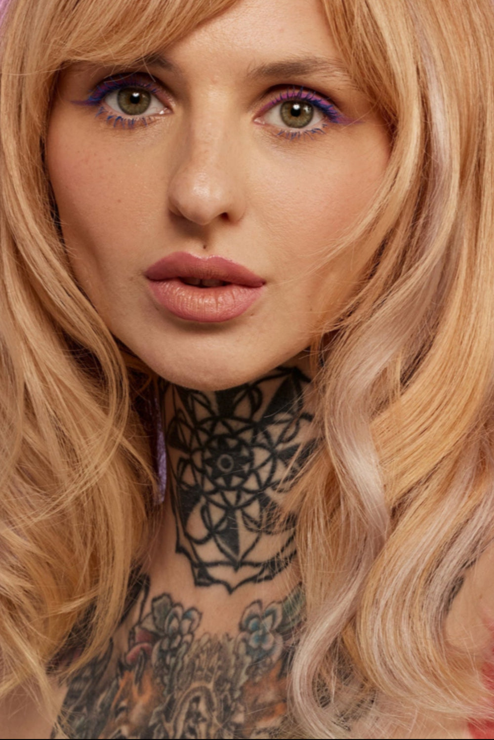 קלוז אפ של בחורה שבשיער שלה שזורים גווני שיער טבעיים, גליים - בצבע אפור בהיר - תוספות השיער מיועדות לחיבור עצמאי פשוט  וקבוע לשיער או לחיבור זמני לשיער - Shufizoo