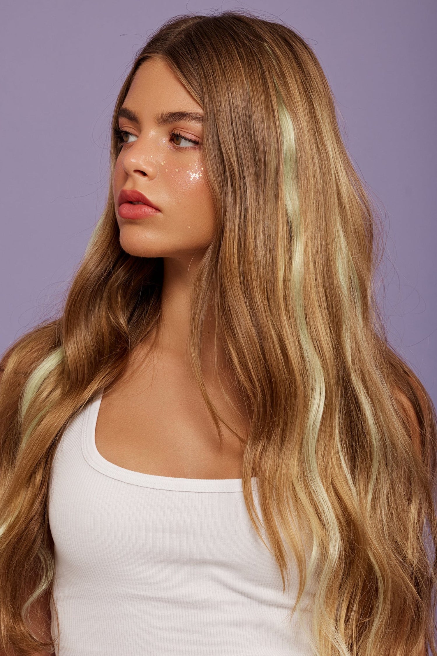 מדיום שוט של בחורה שבשיער שלה שזורים גווני שיער טבעיים, חלקים - בצבע ירוק בהיר פנינה - תוספות השיער מיועדות לחיבור עצמאי, פשוט  וקבוע לשיער או לחיבור זמני לשיער  - Shufizoo