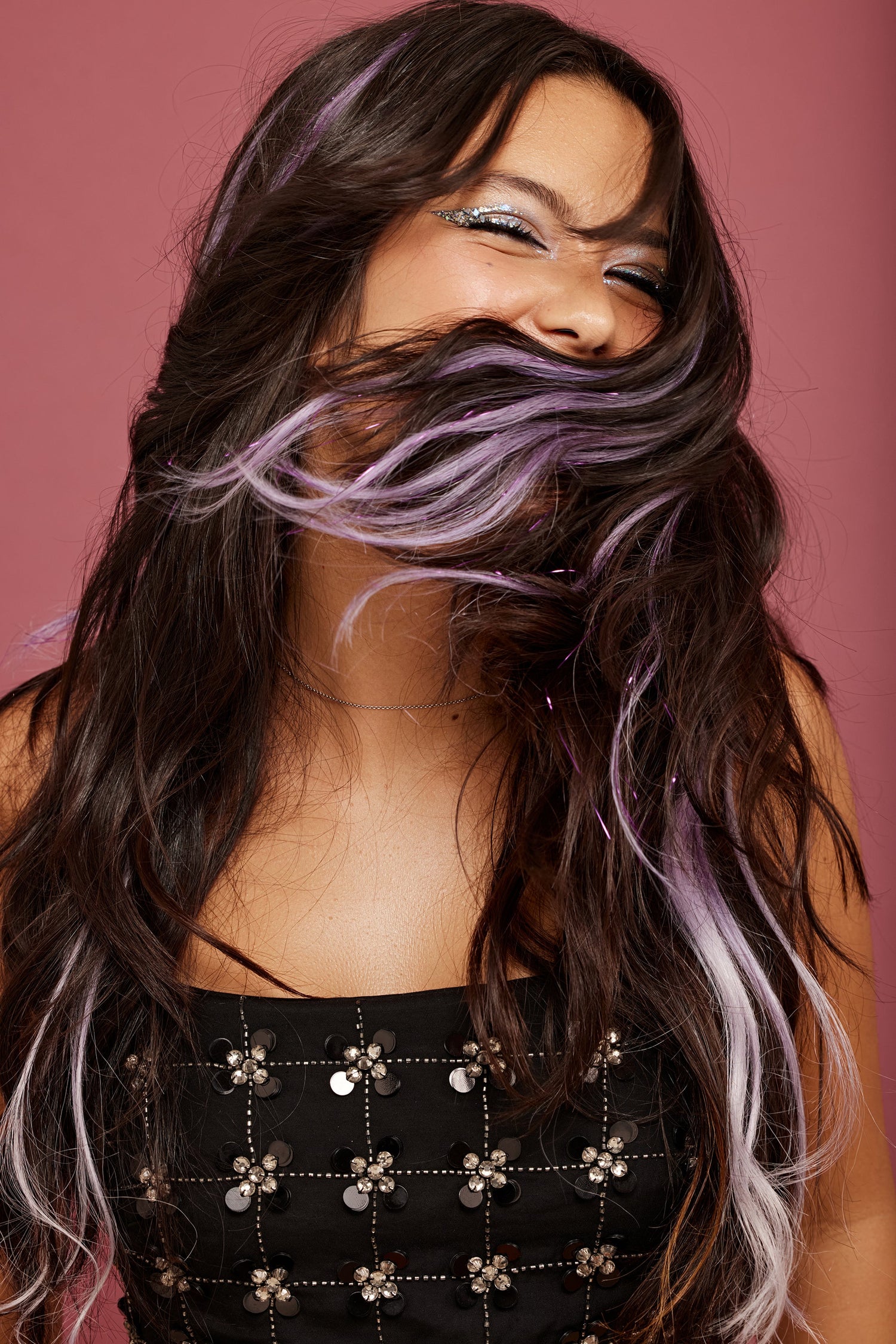 מדיום שוט של בחורה שבשיער שלה שזורים גווני שיער טבעיים, חלקים - בצבע סגול קלאסי - תוספות השיער מעורבבות עם גווני פיות זוהרים ומיועדות לחיבור עצמאי, פשוט  וקבוע לשיער או לחיבור זמני לשיער  - Shufizoo