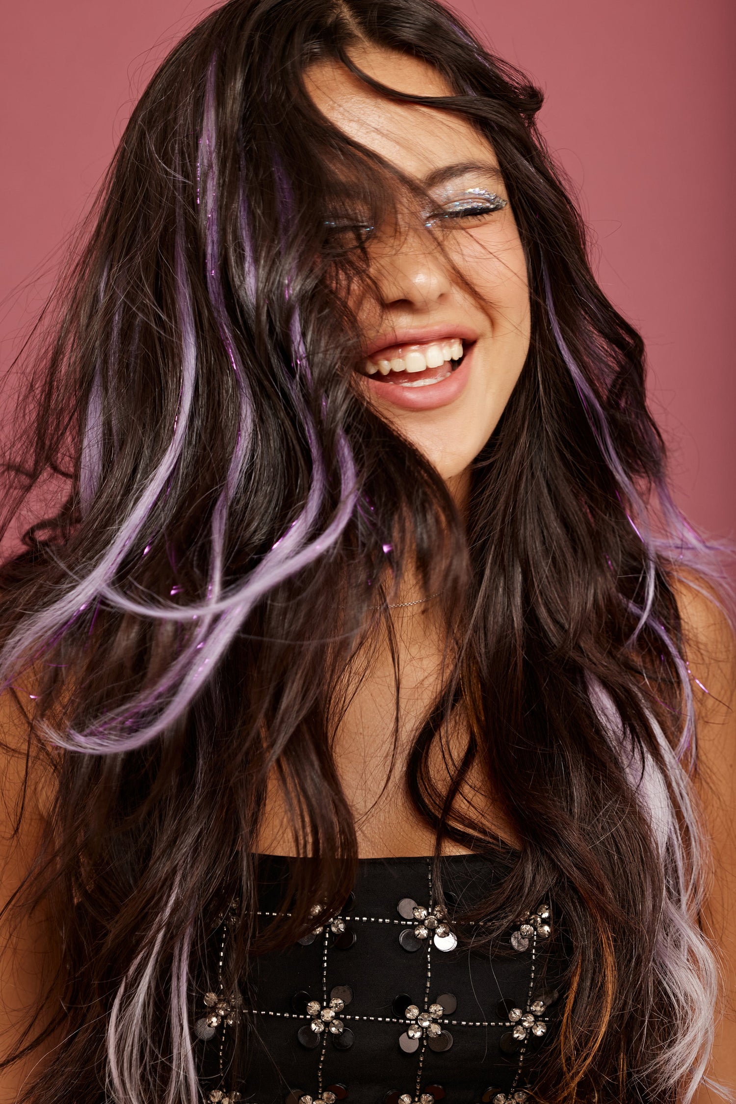 מדיום שוט של בחורה שבשיער שלה שזורים גווני שיער טבעיים, חלקים - בצבע סגול קלאסי - תוספות השיער מעורבבות עם גווני פיות זוהרים ומיועדות לחיבור עצמאי, פשוט  וקבוע לשיער או לחיבור זמני לשיער  - Shufizoo