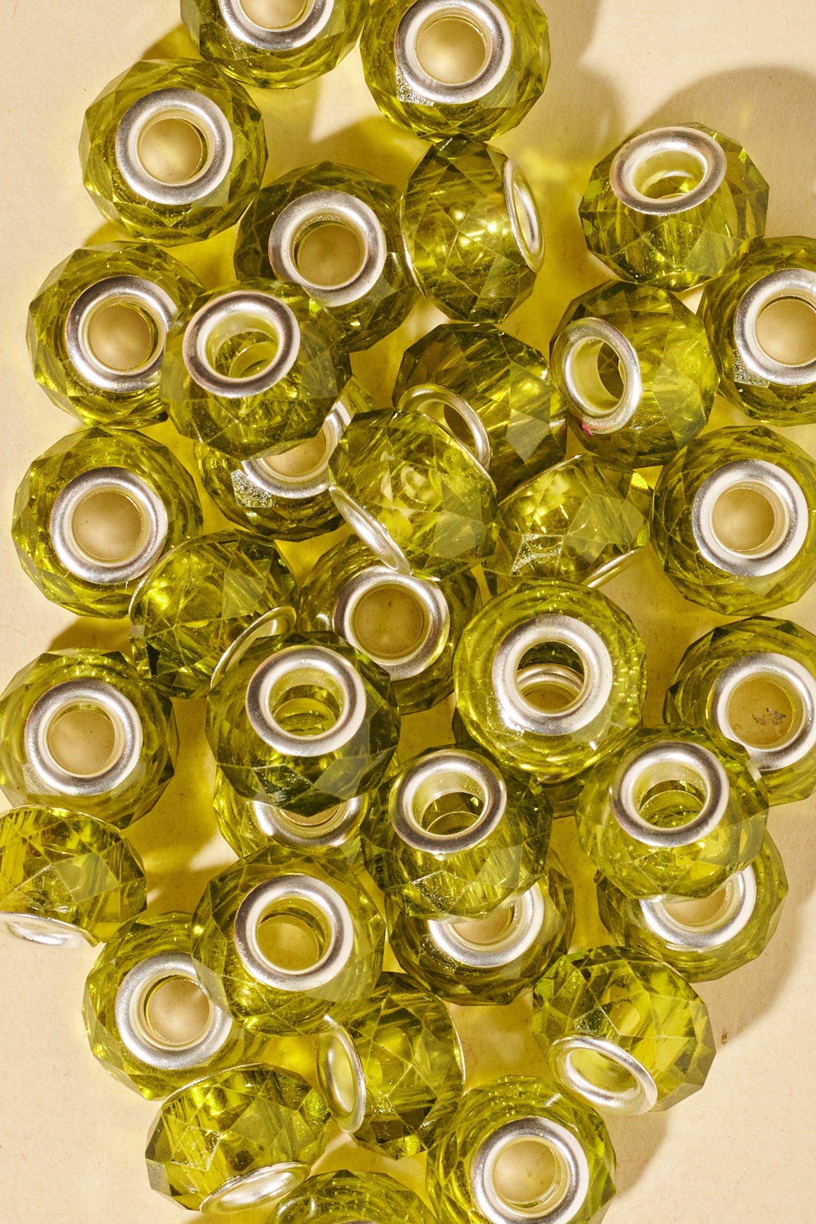 קישוטי ראסטות - חרוזים לראסטות מפלסטיק שקוף בצבע ירוק זית - shufizoo