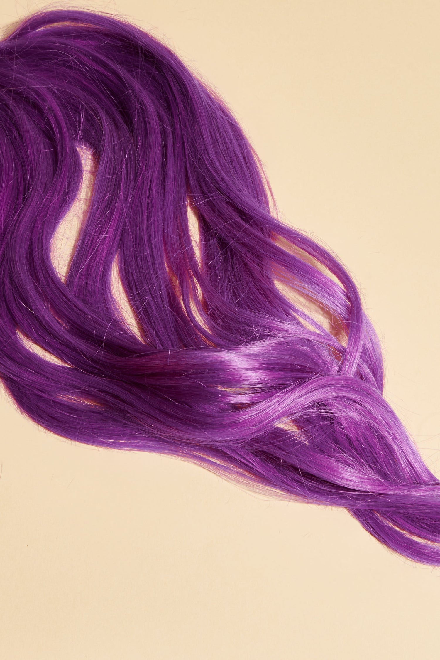 פקשוט של תוספות שיער טבעיות, במרקם חלק - בצבע סגול כהה