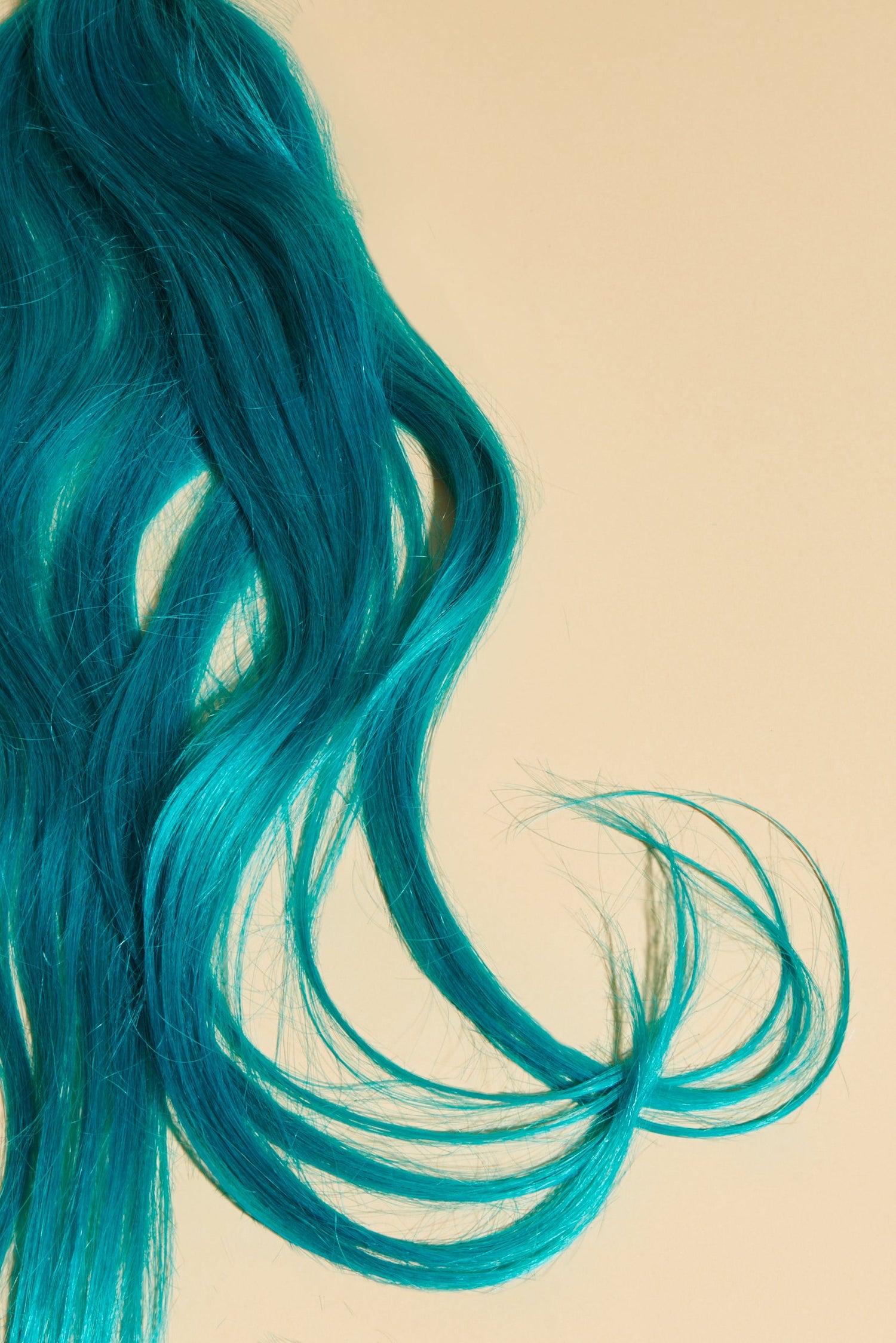 פקשוט של תוספות שיער טבעיות, שיער חלק בצבע טורקיז כהה