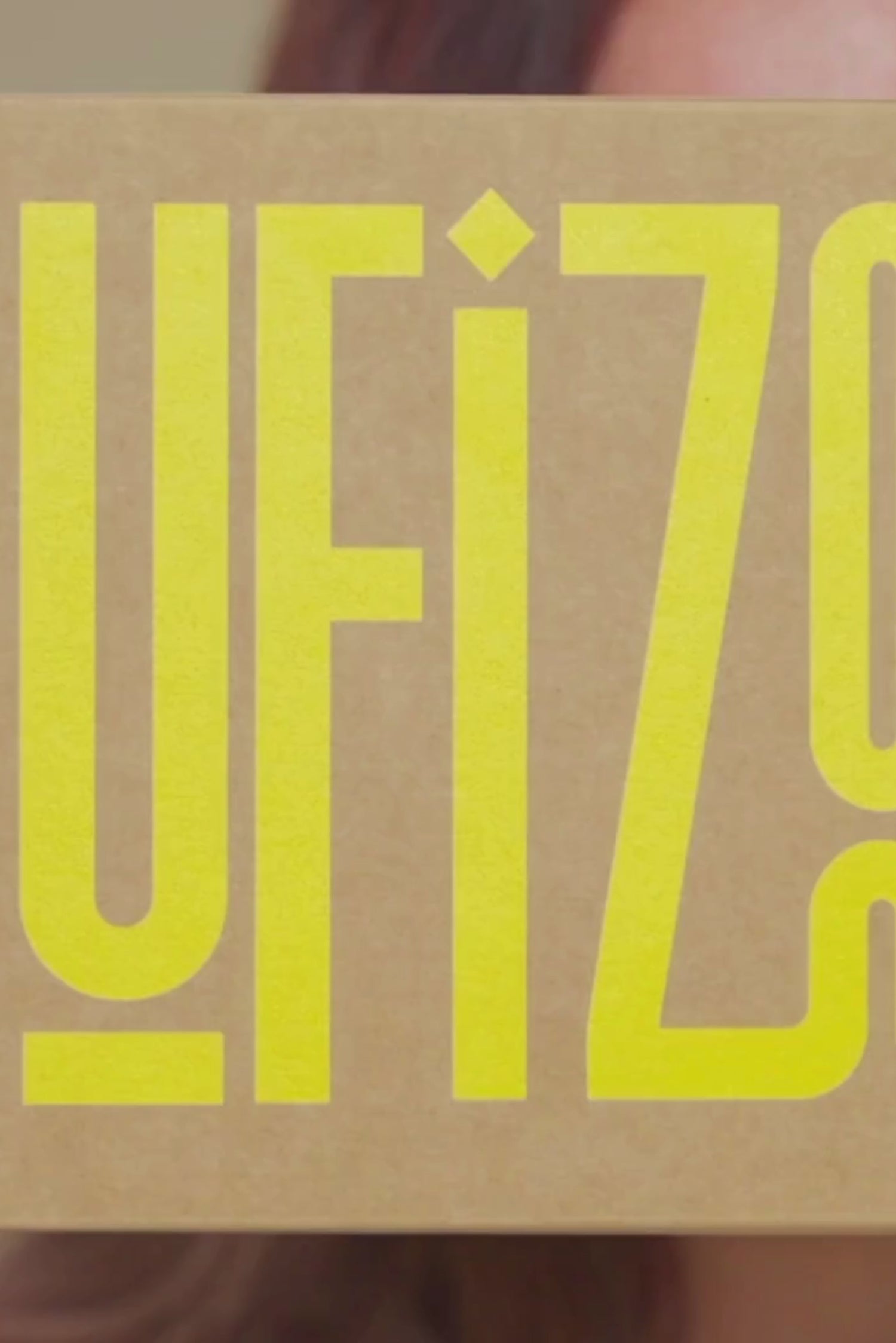 סרטון המראה ערכה המכילה פלייר, מסרגה מסרק, קליפסים וסיכות שיער, בצבעי ורוד וצהוב -  ומיועדת לחיבור עצמאי של תוספות שיער