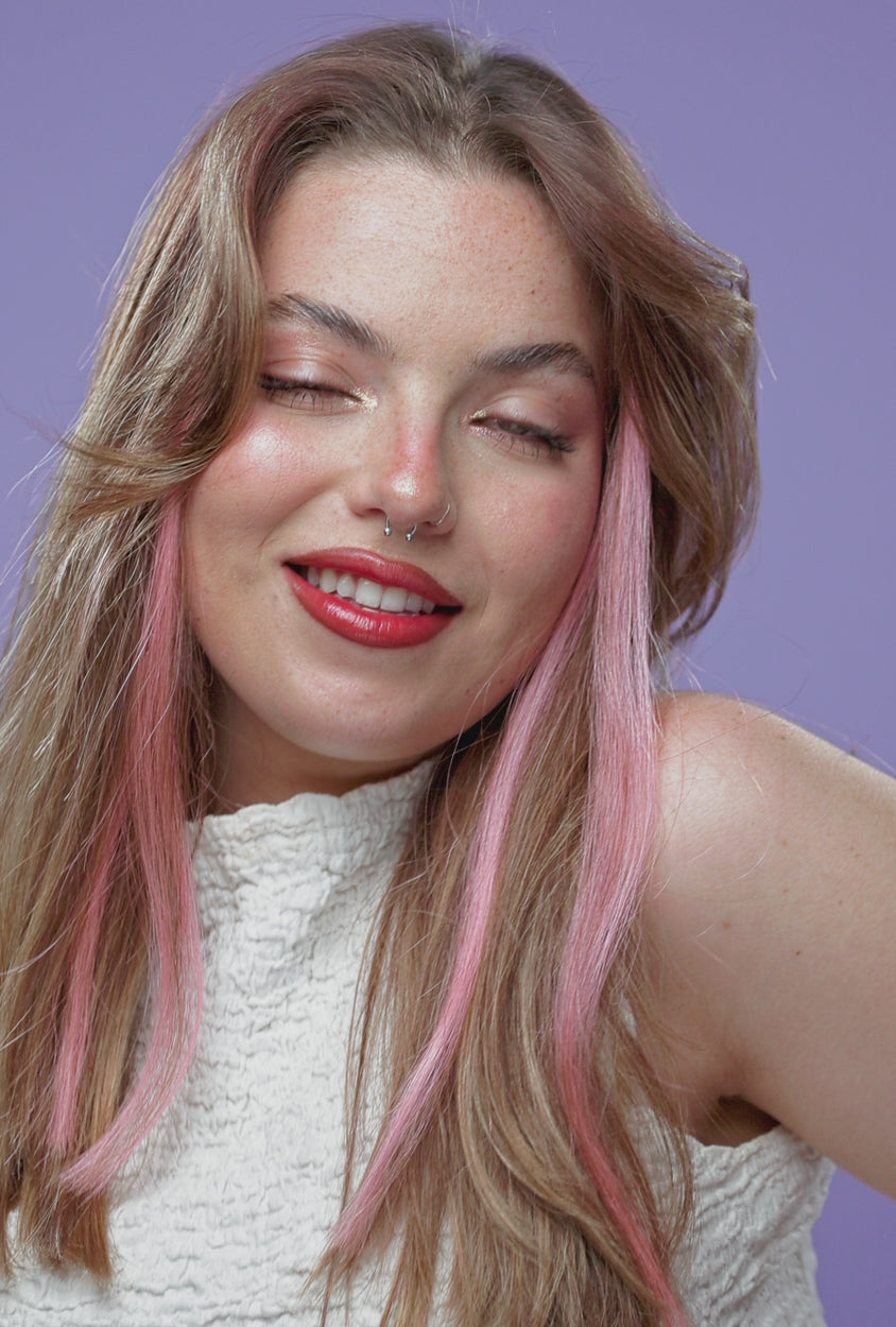 סרטון של בחורה שבשיער שלה שזורים גווני שיער טבעיים, חלקים - בצבע ורוד בייבי - תוספות השיער מיועדות לחיבור עצמאי, פשוט  וקבוע לשיער או לחיבור זמני לשיער  - Shufizoo