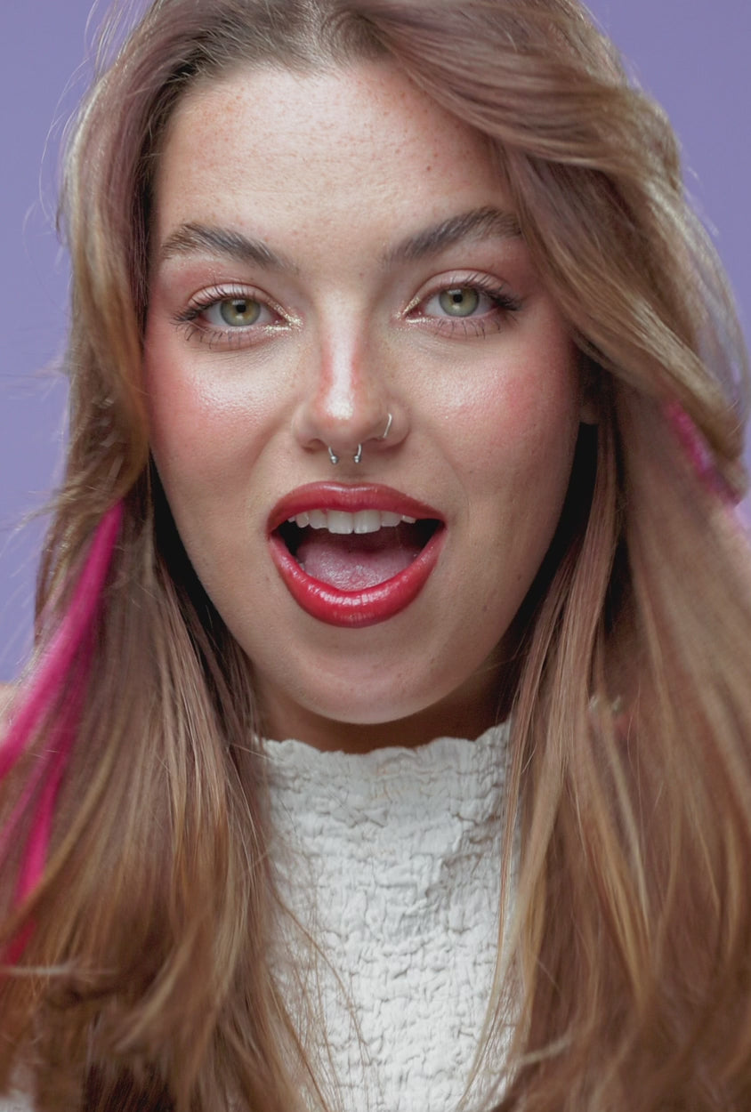 סרטון של בחורה שבשיער שלה שזורים גווני שיער טבעיים, חלקים- בצבע פוקסיה- תוספות השיער מיועדות לחיבור עצמאי, פשוט  וקבוע לשיער או לחיבור זמני לשיער  - Shufizoo