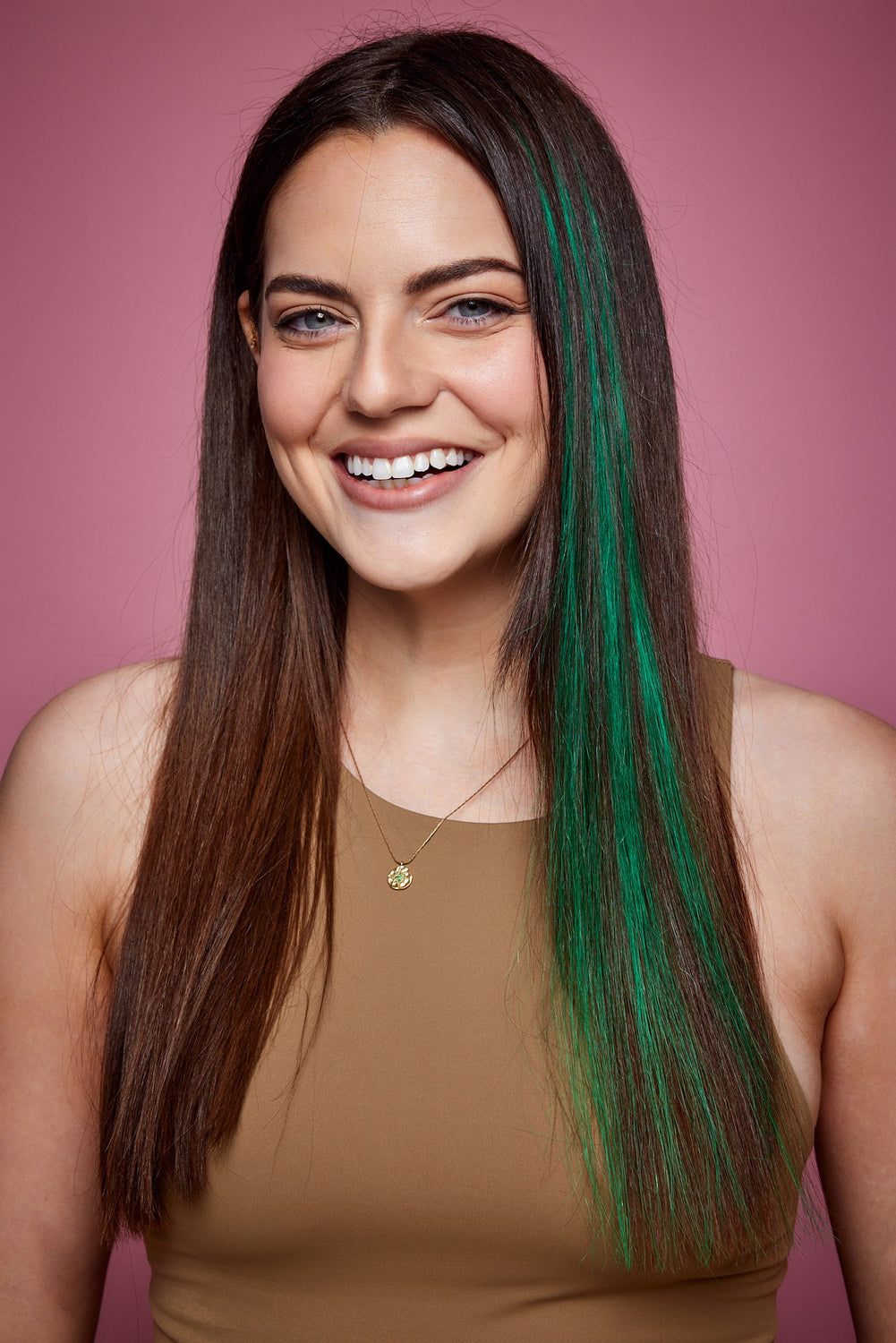 מדיום שוט של בחורה שבשיער שלה שזורים גווני שיער טבעיים, חלקים - בצבע ירוק דשא - תוספות השיער מיועדות לחיבור עצמאי, פשוט  וקבוע לשיער או לחיבור זמני לשיער  - Shufizoo 