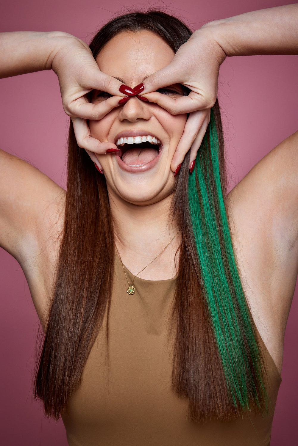 מדיום שוט של בחורה שבשיער שלה שזורים גווני שיער טבעיים, חלקים - בצבע ירוק דשא - תוספות השיער מיועדות לחיבור עצמאי, פשוט  וקבוע לשיער או לחיבור זמני לשיער  - Shufizoo 