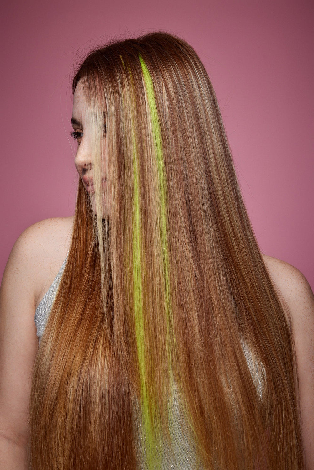 מדיום שוט של בחורה שבשיער שלה שזורים גווני שיער טבעיים, חלקים - בצבע צהוב זוהר - תוספות השיער מיועדות לחיבור עצמאי, פשוט  וקבוע לשיער או לחיבור זמני לשיער  - Shufizoo 