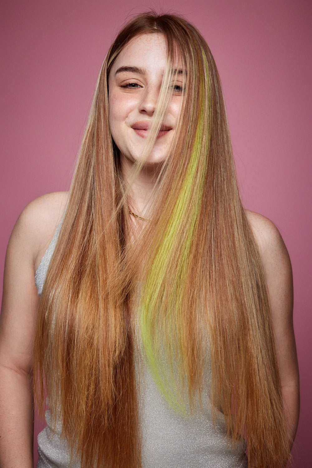 מדיום שוט של בחורה שבשיער שלה שזורים גווני שיער טבעיים, חלקים - בצבע צהוב זוהר - תוספות השיער מיועדות לחיבור עצמאי, פשוט  וקבוע לשיער או לחיבור זמני לשיער  - Shufizoo 