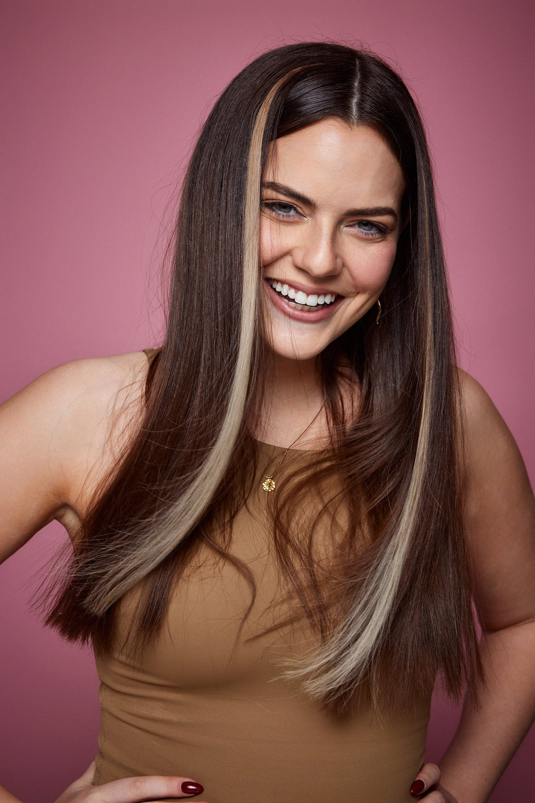 מדיום שוט של בחורה שבשיער שלה שזורים גווני שיער טבעיים בצבע בלונד אפרפר - תוספות השיער מיועדות לחיבור עצמאי, פשוט  וקבוע לשיער או לחיבור זמני - Shufizoo לשיער