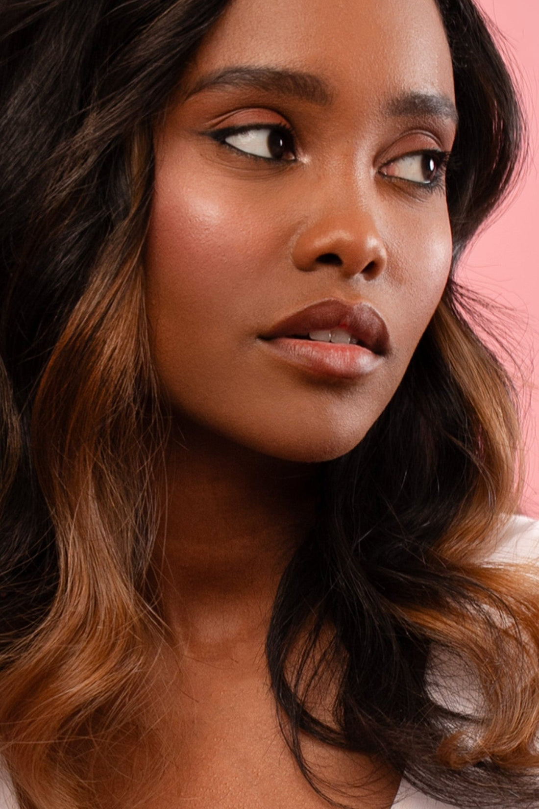 קלוז אפ של בחורה שבשיער שלה שזורים גווני שיער טבעיים, גליים - בצבע חום אדמדם - תוספות השיער מיועדות לחיבור עצמאי, פשוט  וקבוע לשיער או לחיבור זמני - Shufizoo לשיער