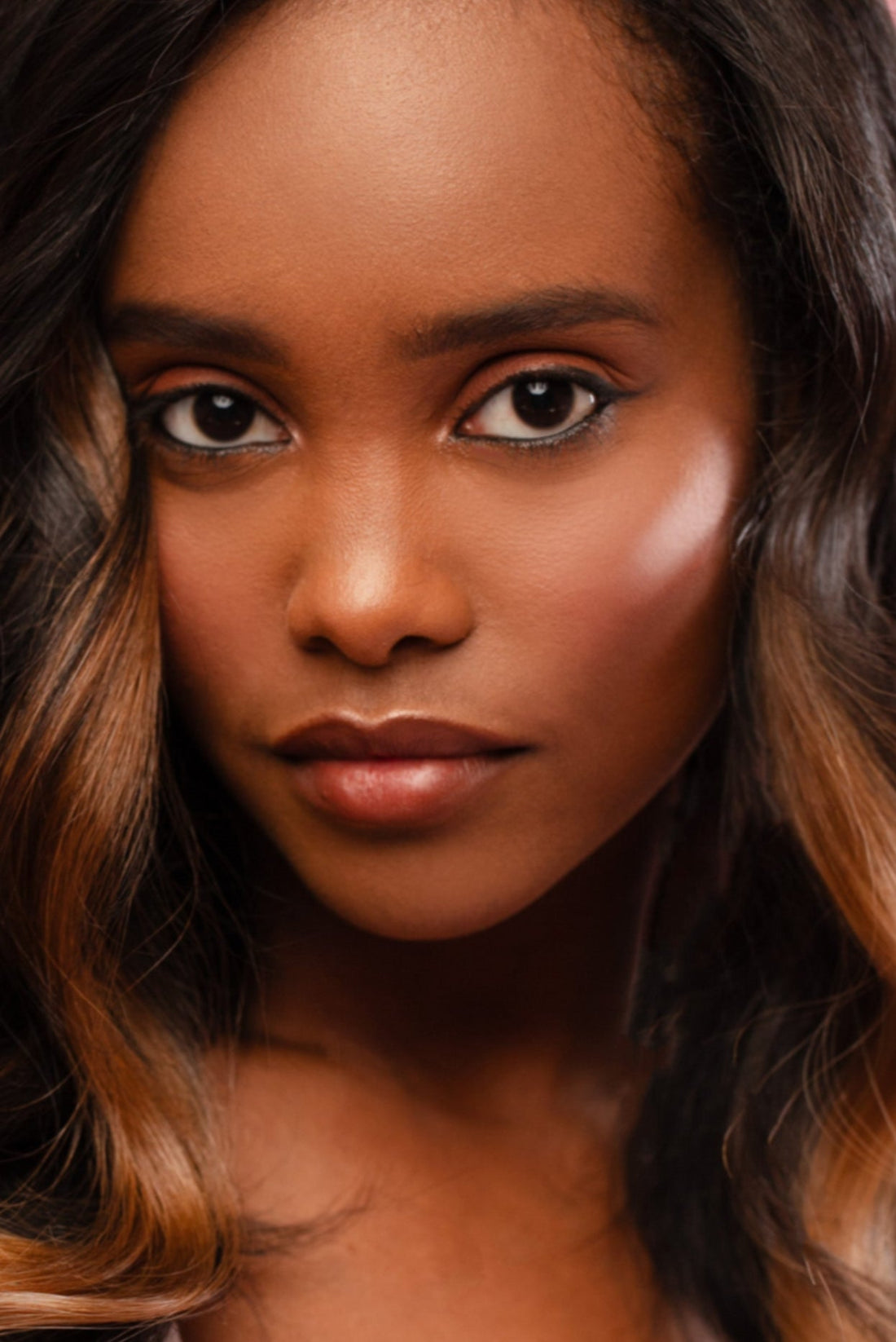 קלוז אפ של בחורה שבשיער שלה שזורים גווני שיער טבעיים, גליים - בצבע חום אדמדם - תוספות השיער מיועדות לחיבור עצמאי, פשוט  וקבוע לשיער או לחיבור זמני - Shufizoo לשיער