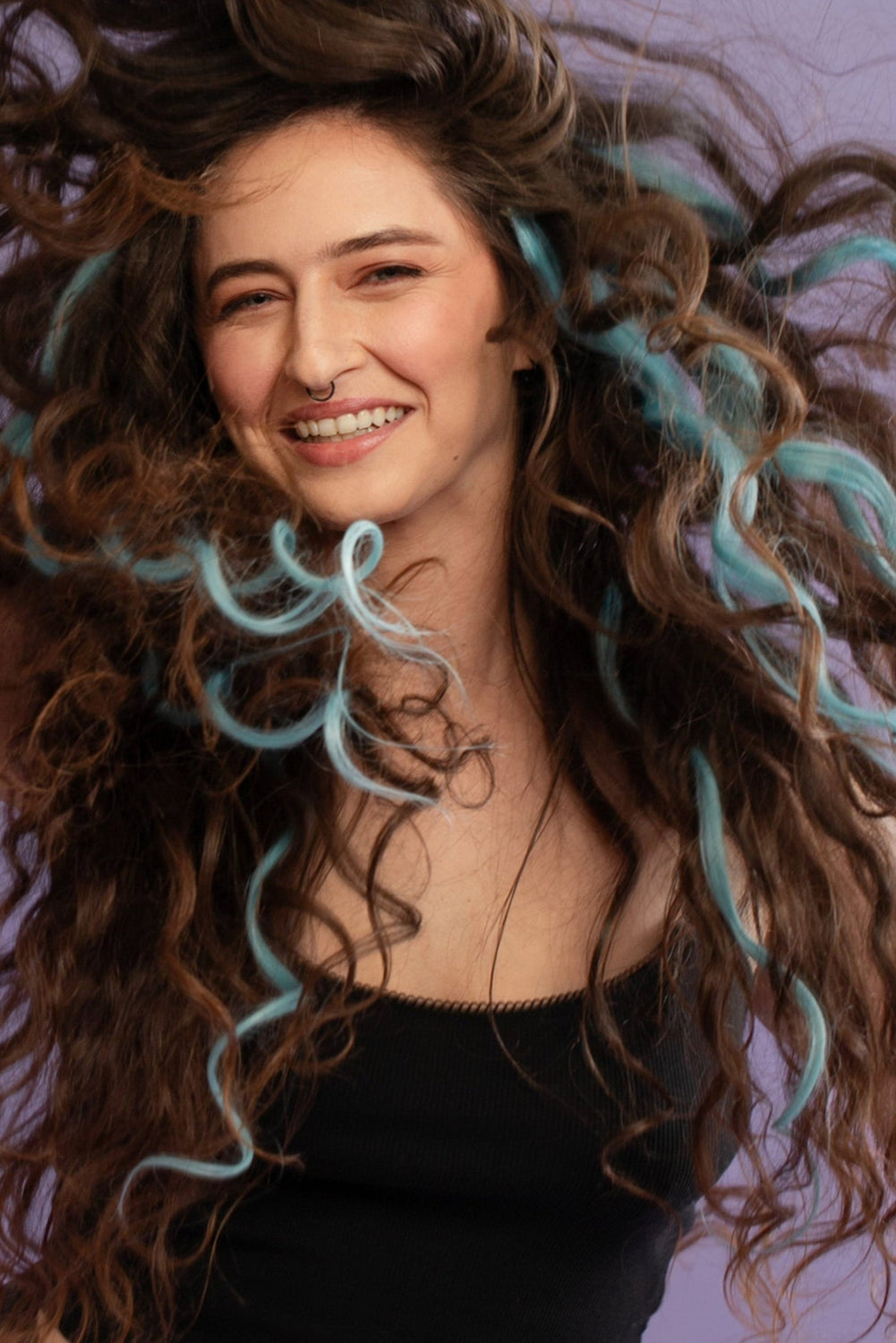 מדיום שוט של בחורה שבשיער שלה שזורים גווני שיער טבעיים, גליים - בצבע תכלת - תוספות השיער מיועדות לחיבור עצמאי, פשוט  וקבוע לשיער או לחיבור זמני לשיער  - Shufizoo 