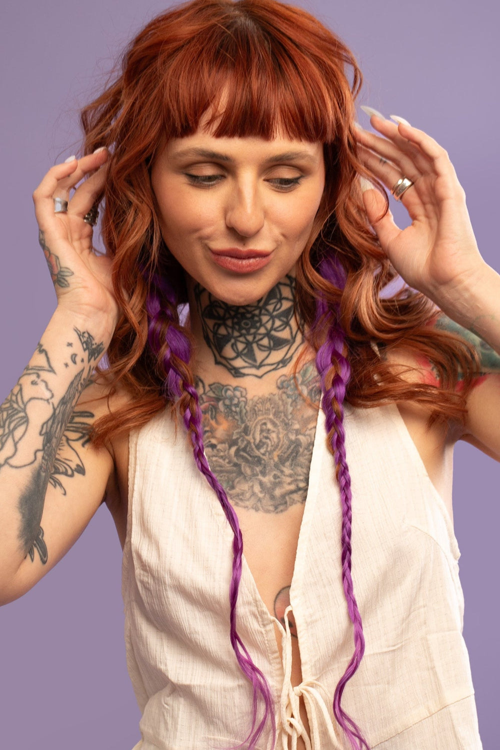 מדיום שוט של בחורה שבשיער שלה שזורים גווני שיער טבעיים - בצבע סגול כהה - תוספות השיער מיועדות לחיבור עצמאי, פשוט  וקבוע לשיער או לחיבור זמני לשיער  - Shufizoo 