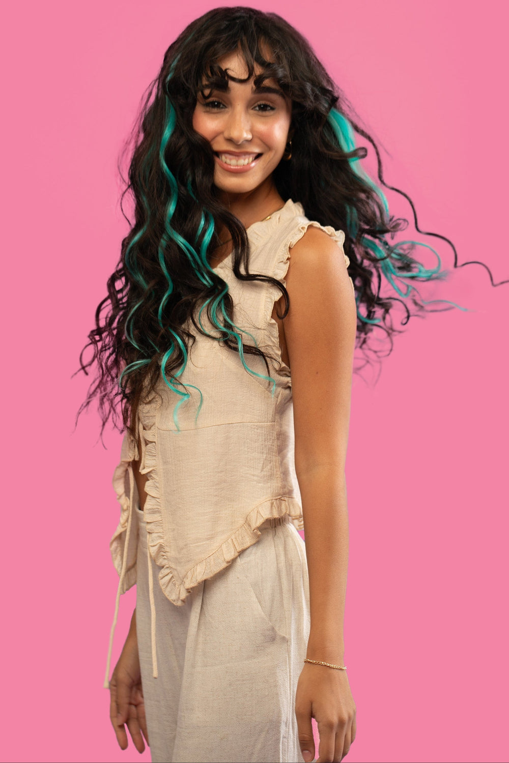 מדיום שוט של בחורה שבשיער שלה שזורים גווני שיער טבעיים, גליים - בצבע טורקיז בהיר - תוספות השיער מיועדות לחיבור עצמאי, פשוט  וקבוע לשיער או לחיבור זמני לשיער  - Shufizoo 