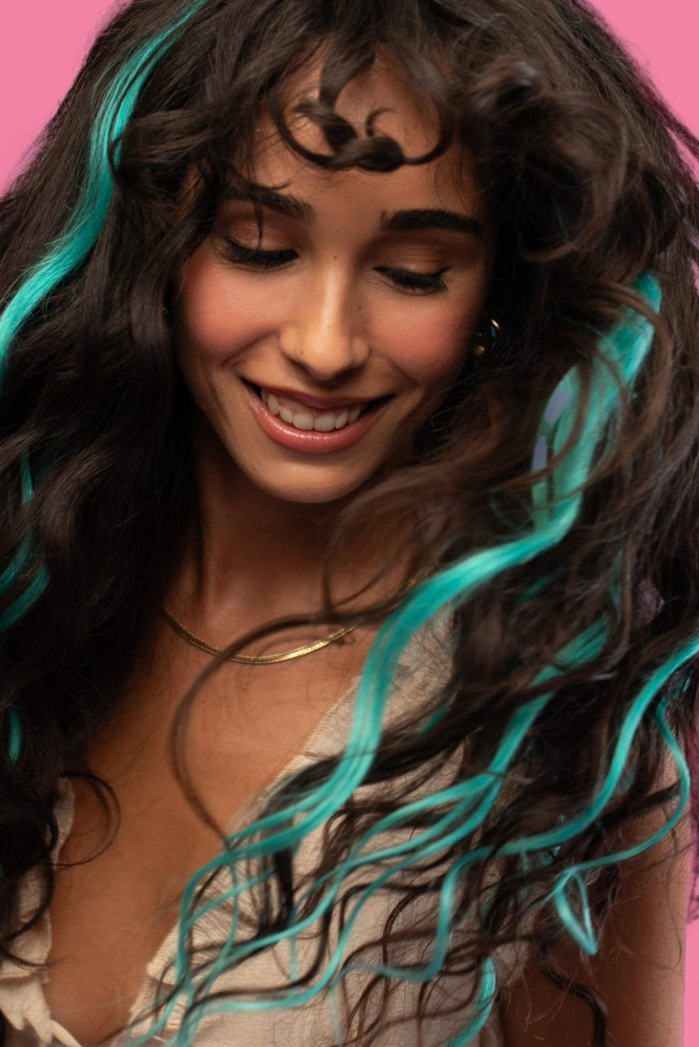 קלוז אפ של בחורה שבשיער שלה שזורים גווני שיער טבעיים, גליים - בצבע טורקיז בהיר - תוספות השיער מיועדות לחיבור עצמאי, פשוט  וקבוע לשיער או לחיבור זמני לשיער  - Shufizoo 