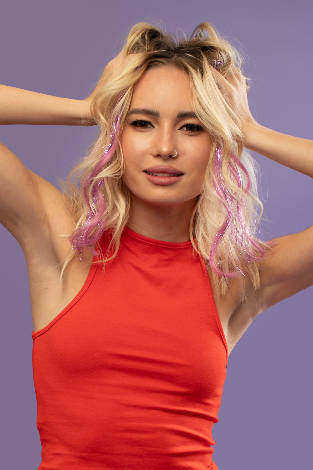 מדיום שוט של בחורה שבשיער שלה שזורים גווני שיער טבעיים, גליים - בצבע מג'נטה - תוספות השיער מעורבבות עם גווני פיות זוהרים ומיועדות לחיבור עצמאי, פשוט  וקבוע לשיער או לחיבור זמני לשיער  - Shufizoo 