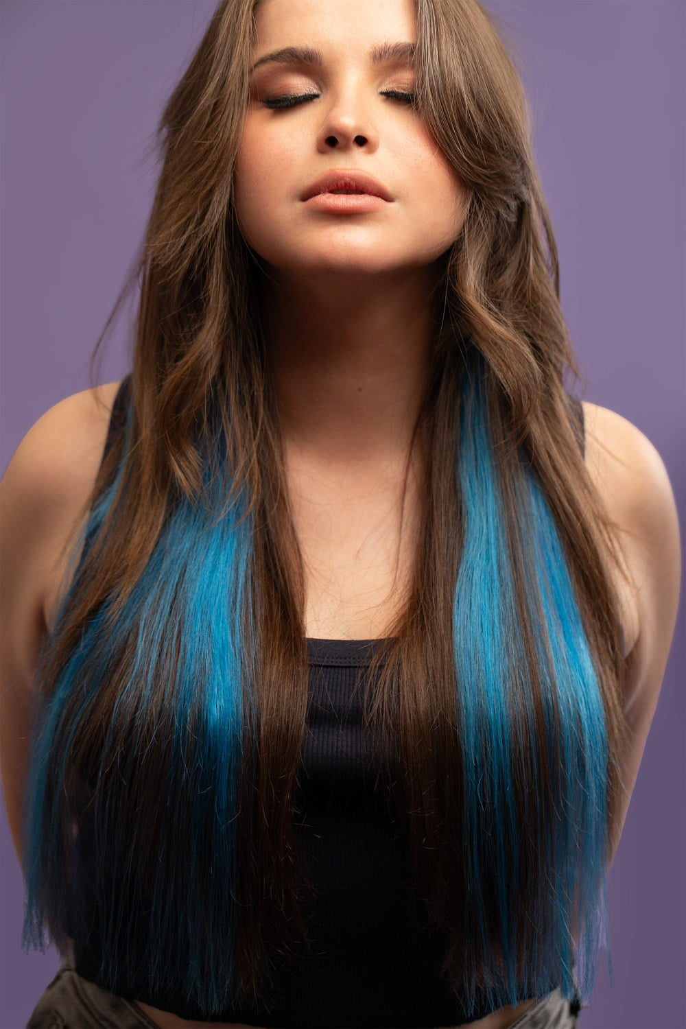 מדיום שוט של בחורה שבשיער שלה שזורים גווני שיער טבעיים, חלקים- בצבע כחול ים - תוספות השיער מיועדות לחיבור עצמאי, פשוט  וקבוע לשיער או לחיבור זמני לשיער  - Shufizoo 