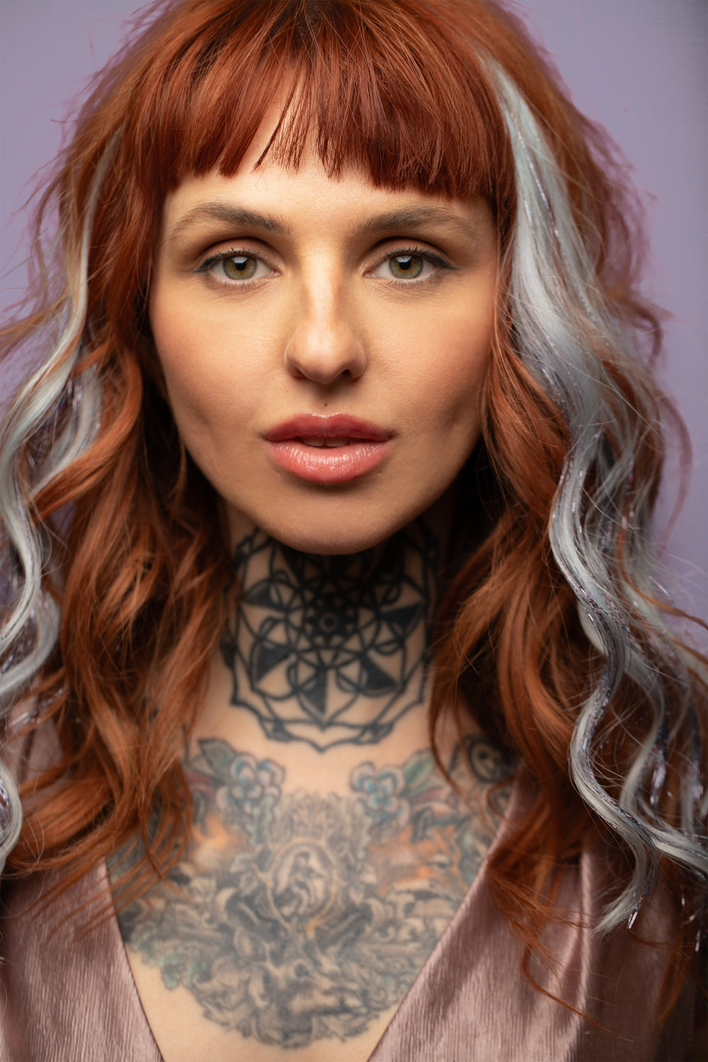 קלוז אפ של בחורה שבשיער שלה שזורים גווני שיער טבעיים, גליים - בצבע תכלת אפרפר בהיר - תוספות השיער מעורבבות עם גווני פיות זוהרים ומיועדות לחיבור עצמאי, פשוט  וקבוע לשיער או לחיבור זמני לשיער  - Shufizoo 