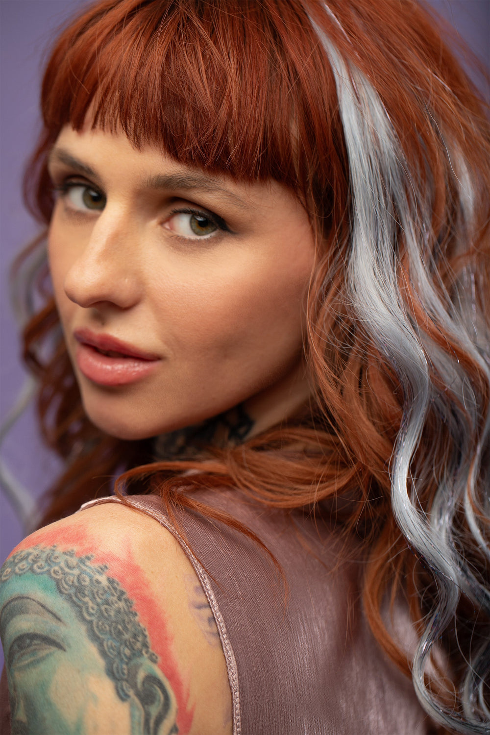 קלוז אפ של בחורה שבשיער שלה שזורים גווני שיער טבעיים, גליים - בצבע תכלת אפרפר בהיר - תוספות השיער מעורבבות עם גווני פיות זוהרים ומיועדות לחיבור עצמאי, פשוט  וקבוע לשיער או לחיבור זמני לשיער  - Shufizoo 