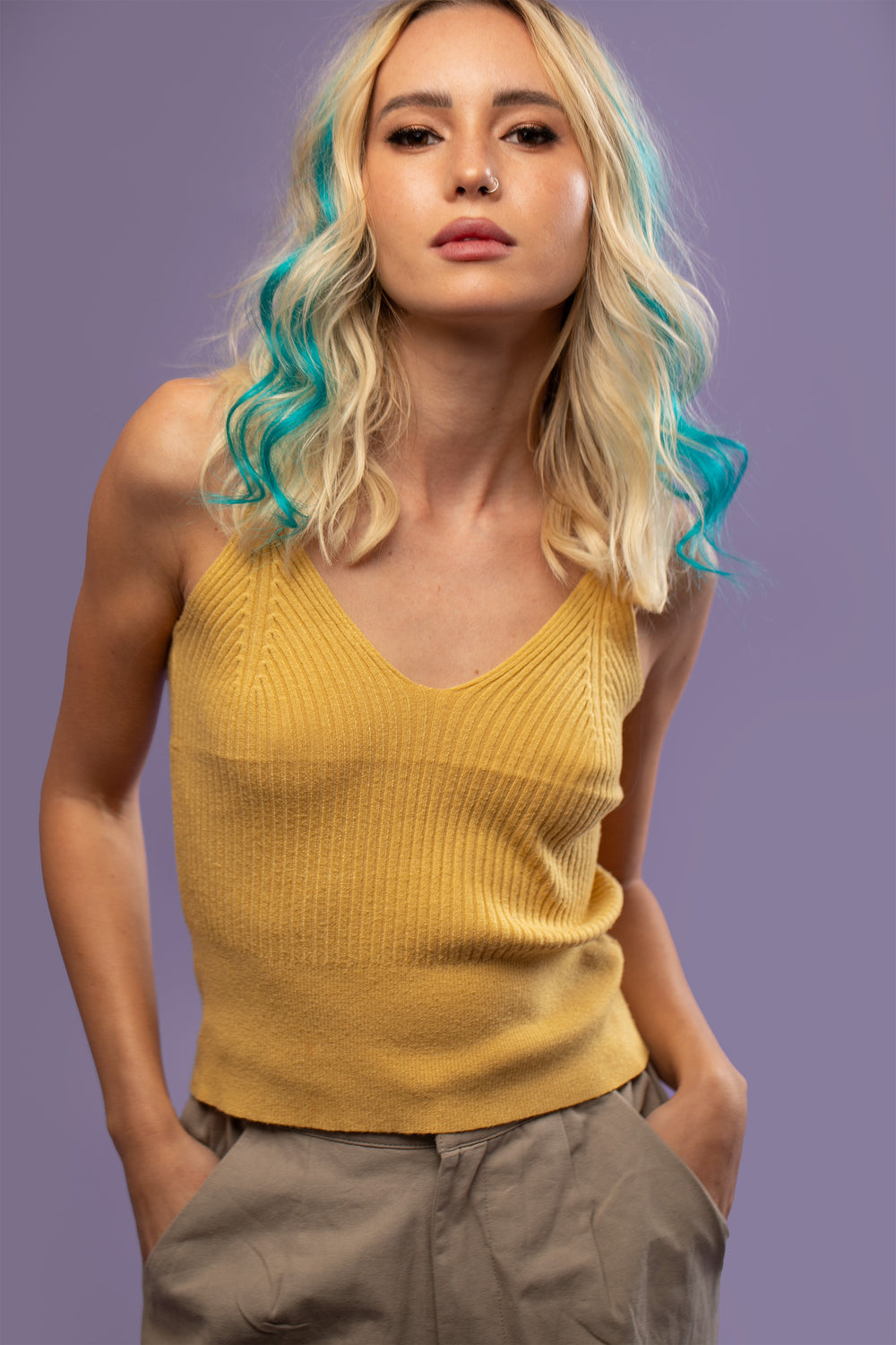 מדיום שוט של בחורה שבשיער שלה שזורים גווני שיער טבעיים, גליים - בצבע טורקיז כהה  - תוספות השיער מיועדות לחיבור עצמאי, פשוט  וקבוע לשיער או לחיבור זמני לשיער  - Shufizoo 