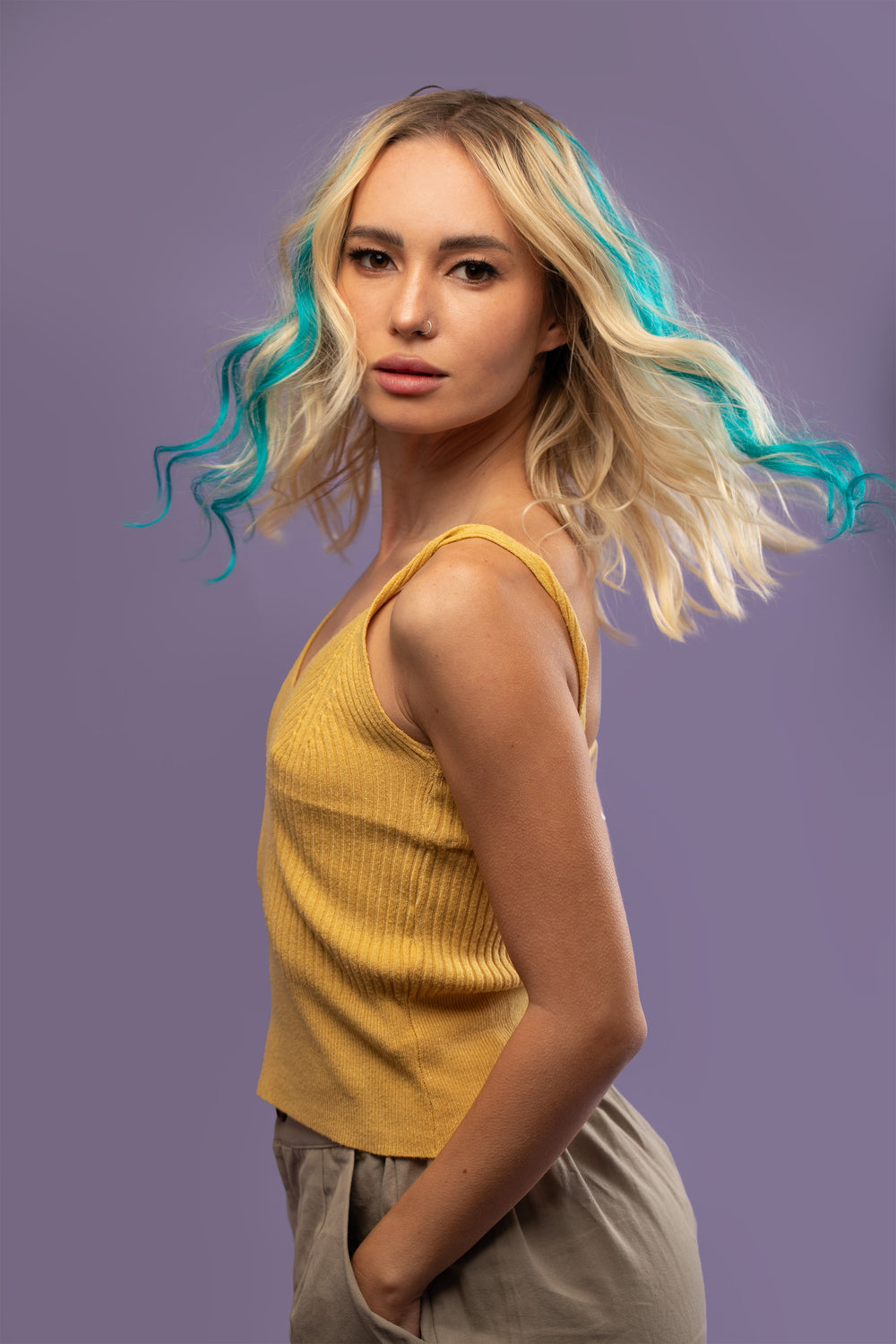 מדיום שוט של בחורה שבשיער שלה שזורים גווני שיער טבעיים, גליים - בצבע טורקיז כהה  - תוספות השיער מיועדות לחיבור עצמאי, פשוט  וקבוע לשיער או לחיבור זמני לשיער  - Shufizoo 