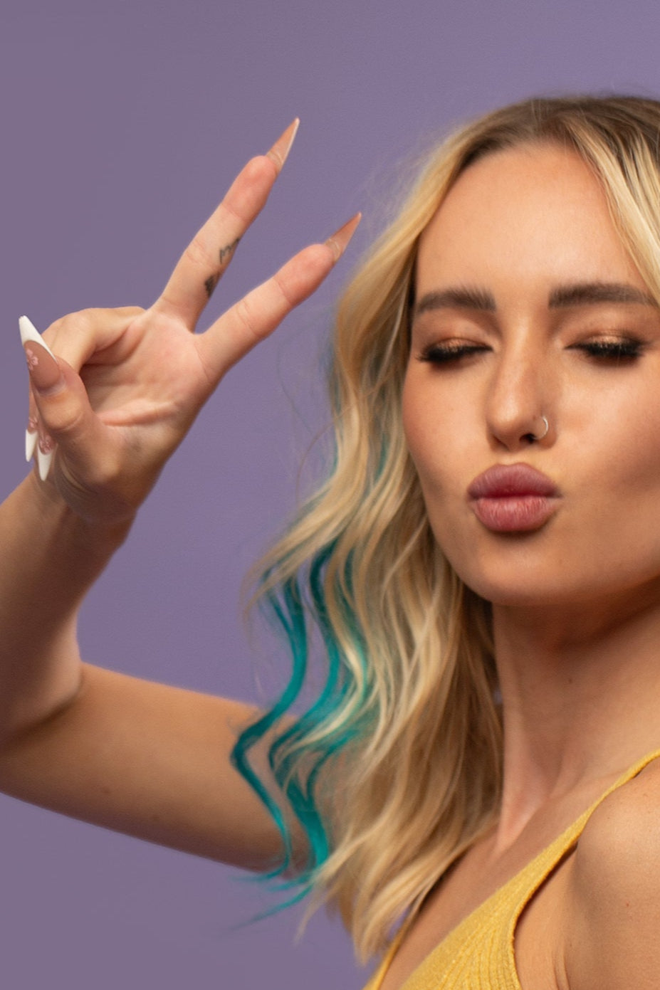 קלוז אפ של בחורה שבשיער שלה שזורים גווני שיער טבעיים, גליים - בצבע טורקיז כהה  - תוספות השיער מיועדות לחיבור עצמאי, פשוט  וקבוע לשיער או לחיבור זמני לשיער  - Shufizoo 