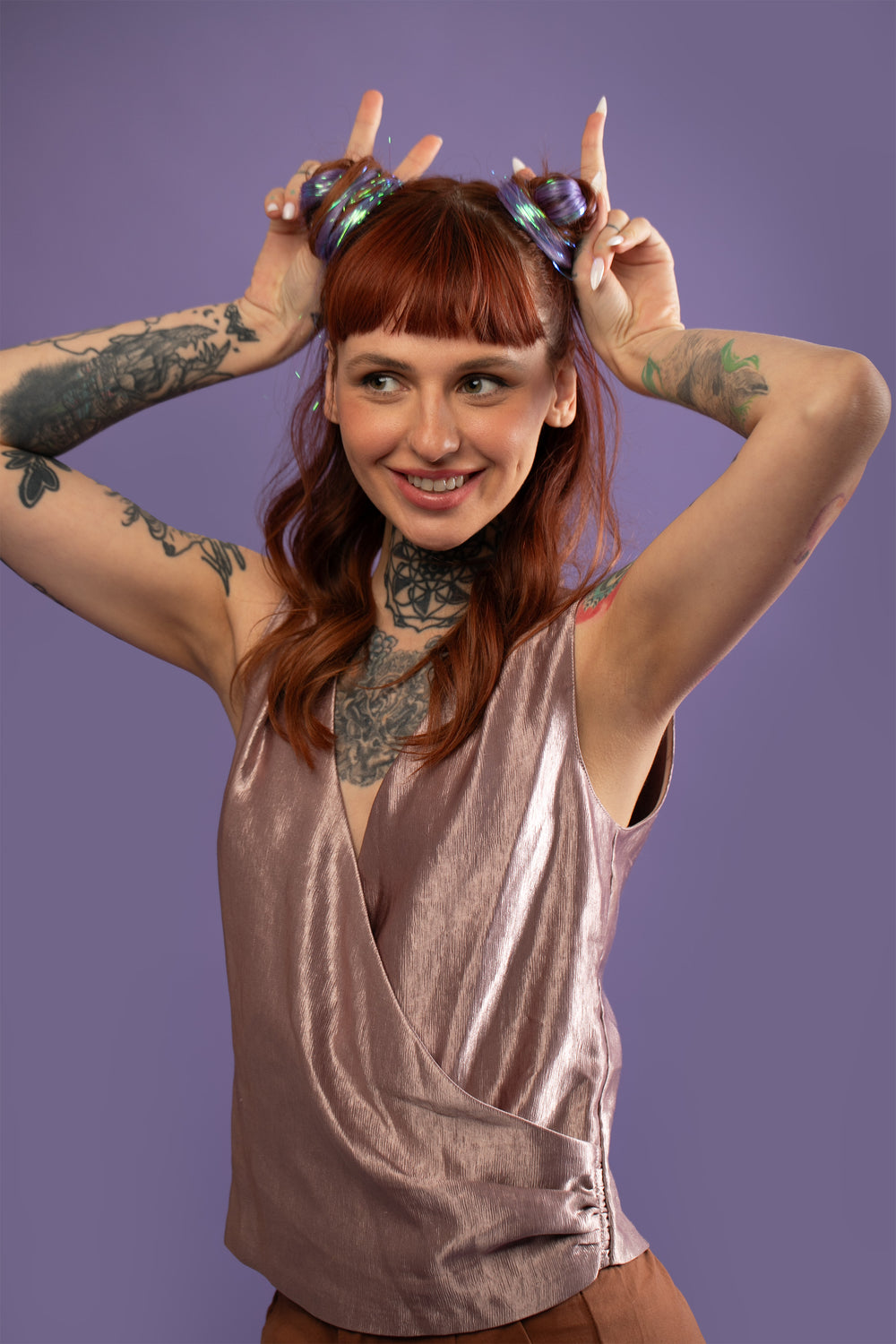 מדיום שוט של בחורה עם 2 גולגולים, שבשיער שלה שזורים גווני שיער טבעיים, חלקים - בצבע סגול לילך - תוספות השיער מעורבבות עם גווני פיות זוהרים ומיועדות לחיבור עצמאי, פשוט  וקבוע לשיער או לחיבור זמני לשיער  - Shufizoo 