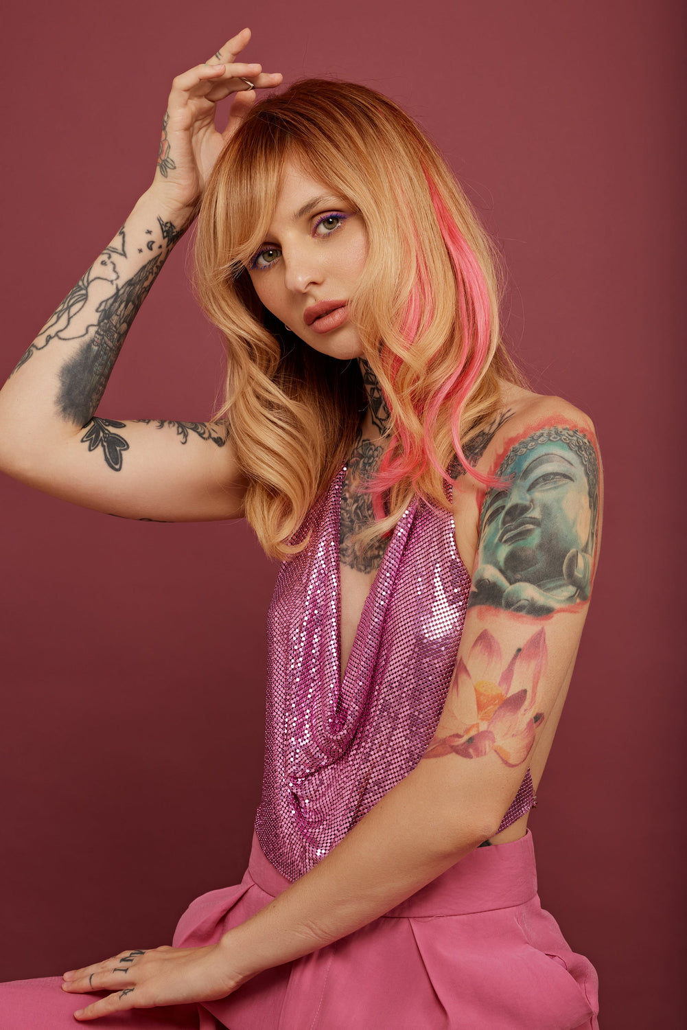 מדיום שוט של בחורה שבשיער שלה שזורים גווני שיער טבעיים, חלקים- בצבע ורוד זוהר - תוספות השיער מיועדות לחיבור עצמאי, פשוט  וקבוע לשיער או לחיבור זמני לשיער  - Shufizoo 