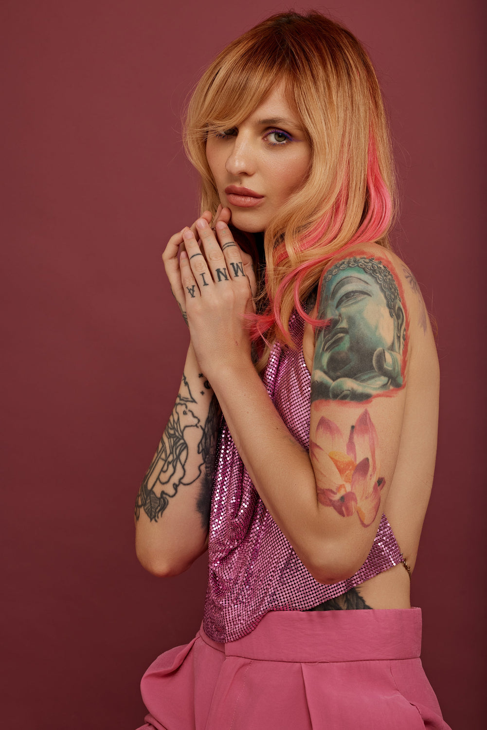 מדיום שוט של בחורה שבשיער שלה שזורים גווני שיער טבעיים, חלקים- בצבע ורוד זוהר - תוספות השיער מיועדות לחיבור עצמאי, פשוט  וקבוע לשיער או לחיבור זמני לשיער  - Shufizoo 