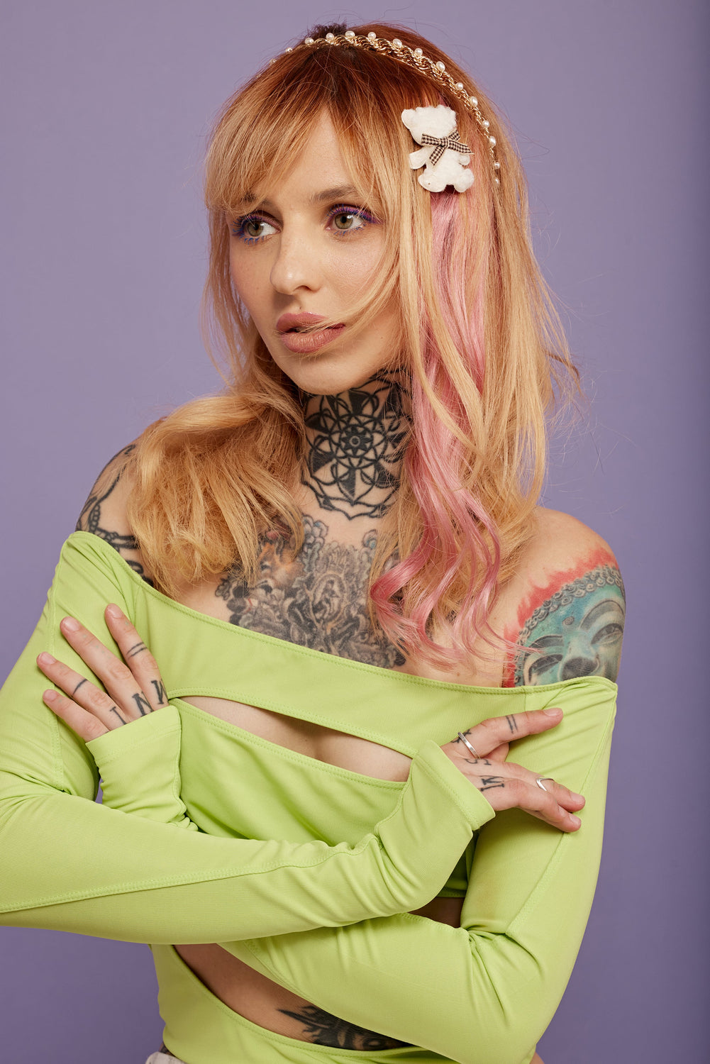 מדיום שוט של בחורה שבשיער שלה שזורים גווני שיער טבעיים, גליים - בצבע ורוד עתיק  - תוספות השיער מיועדות לחיבור עצמאי, פשוט  וקבוע לשיער או לחיבור זמני לשיער  - Shufizoo 