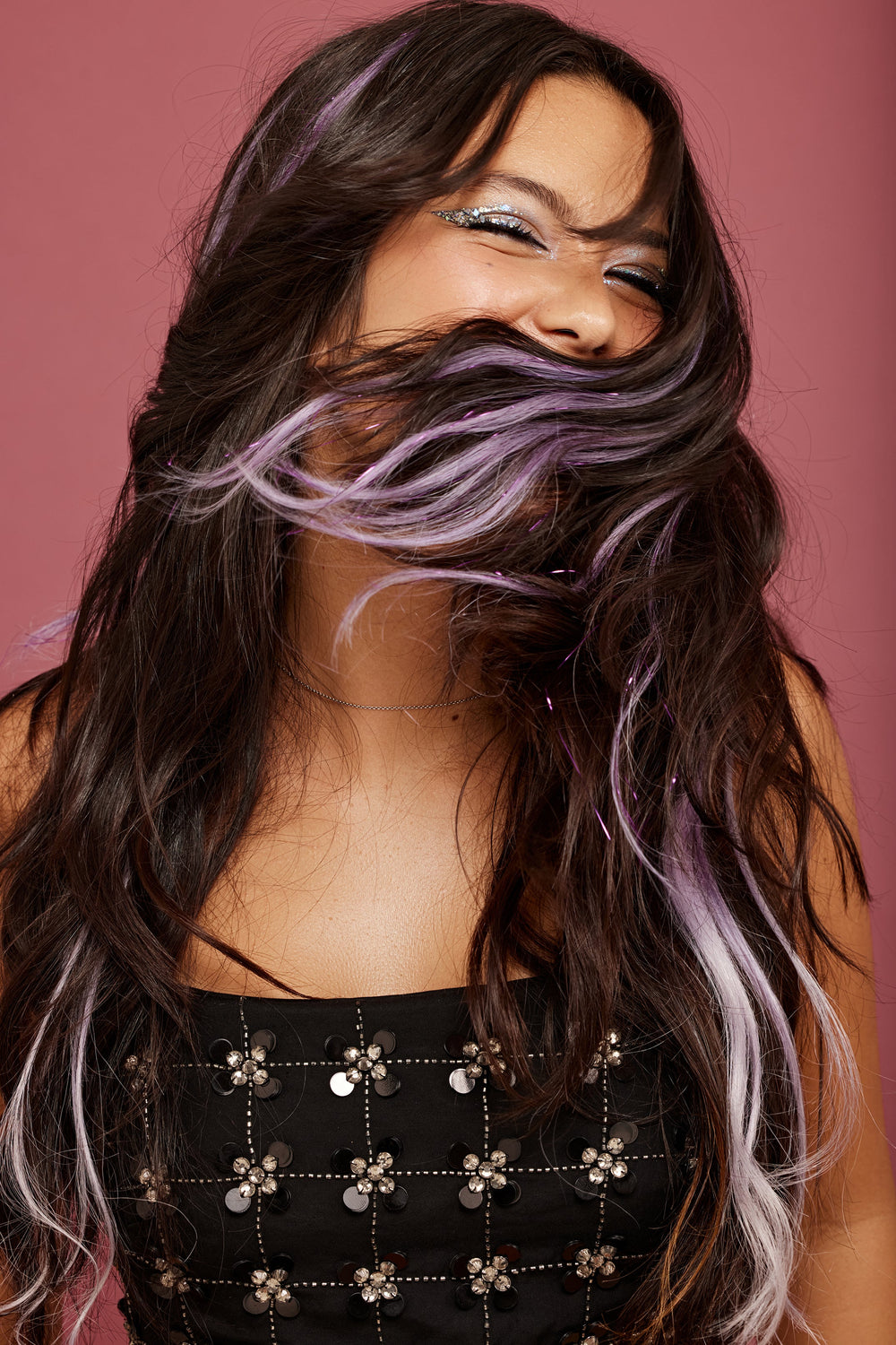 מדיום שוט של בחורה שבשיער שלה שזורים גווני שיער טבעיים, חלקים - בצבע סגול קלאסי - תוספות השיער מעורבבות עם גווני פיות זוהרים ומיועדות לחיבור עצמאי, פשוט  וקבוע לשיער או לחיבור זמני לשיער  - Shufizoo 