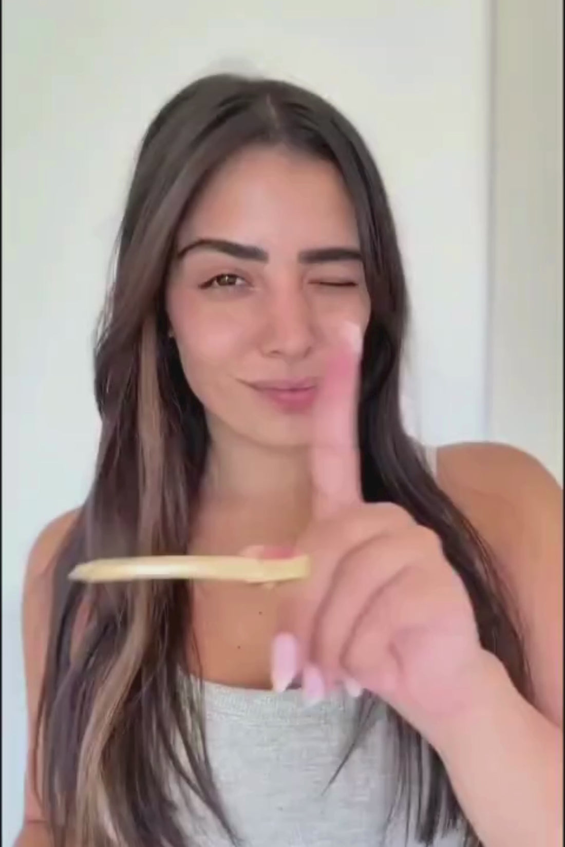 סרטון של בחורה המסבירה איך לשזור בשיער שלה גווני שיער בצבע חום בהיר היא מחברת תוספות שיער טבעיות, במרקם חלק. תוספות השיער מגיעות עם חרוז מעיכה מובנה המאפשר חיבור עצמאי פשוט  וקבוע לשיער  - Shufizoo